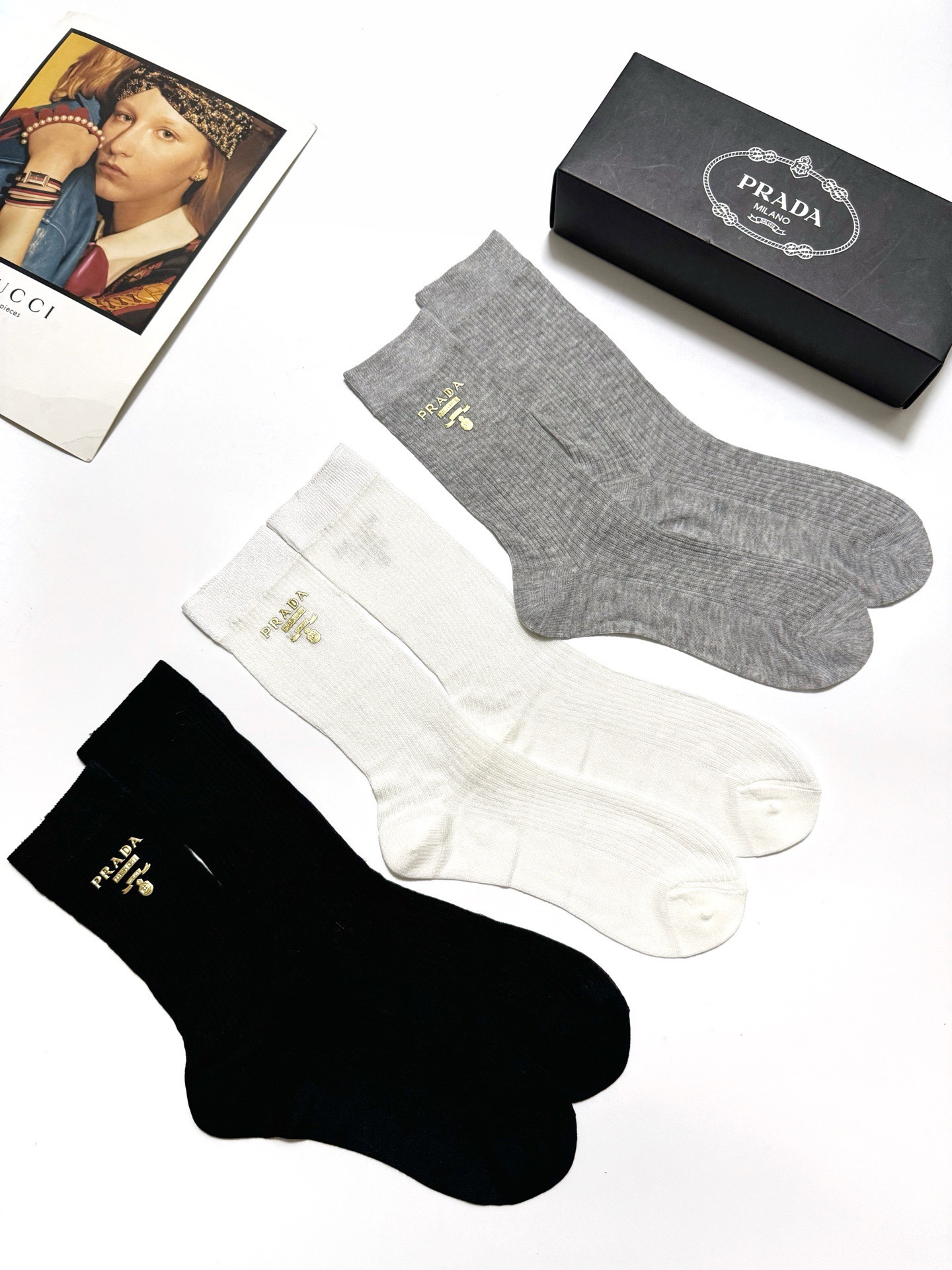 配包装🌟【一盒3 双】 🌟Prada 普拉达 经典字母logo 超薄透气中筒袜 ，ins超火爆空调袜，潮