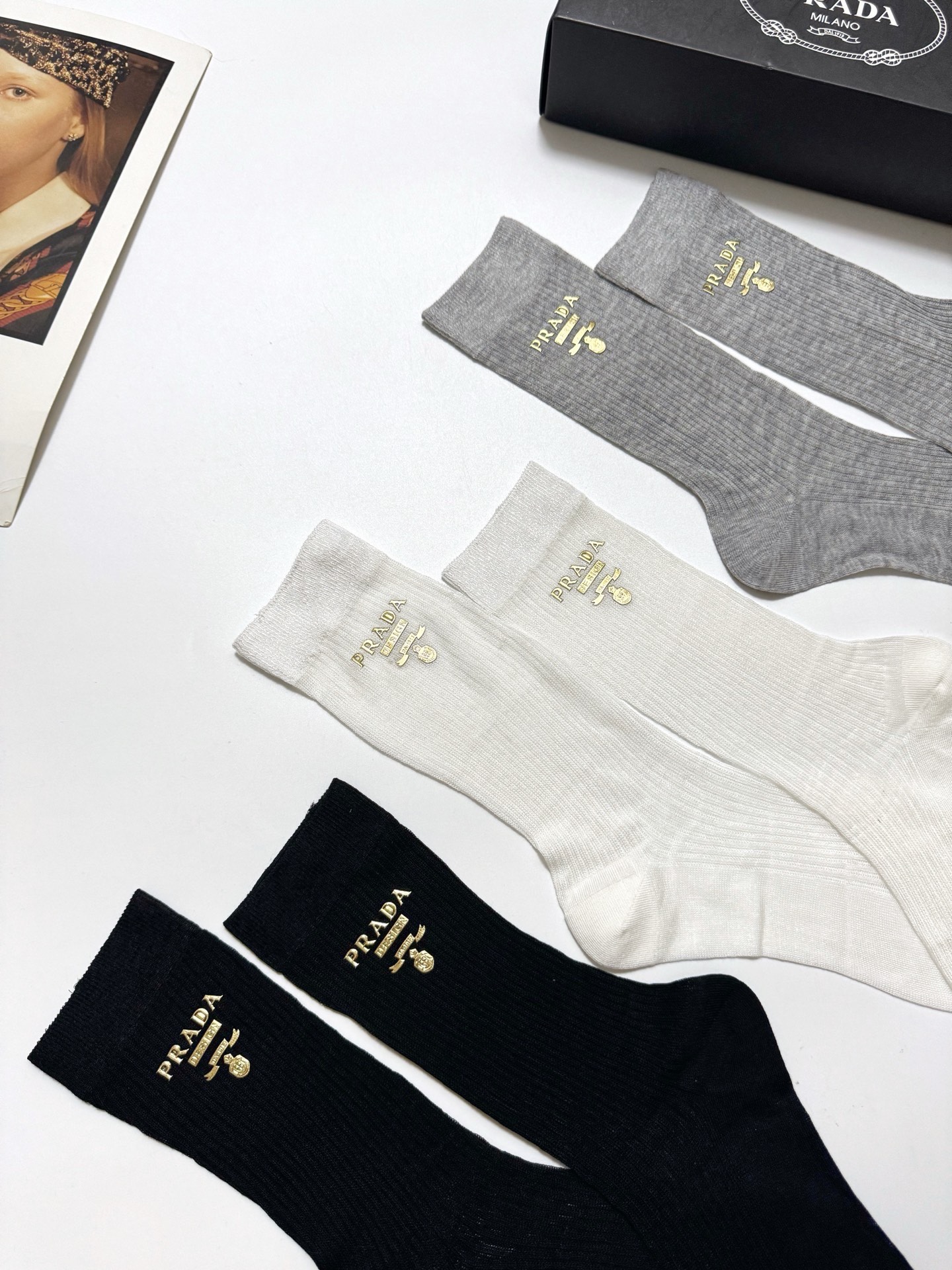 配包装🌟【一盒3 双】 🌟Prada 普拉达 经典字母logo 超薄透气中筒袜 ，ins超火爆空调袜，潮