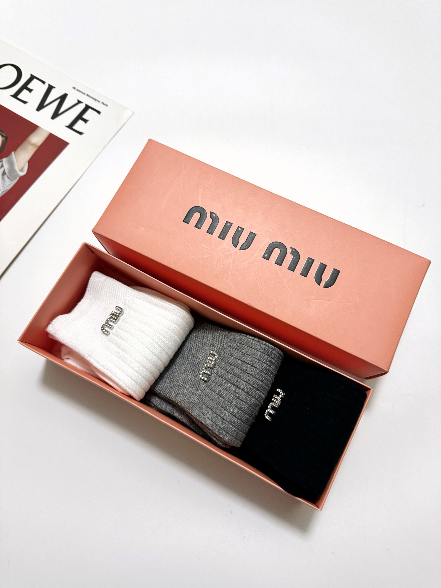 配包装🌟【一盒3 双】🌟miumiu 缪缪 爆款字母logo中筒袜 小腿袜🔥纯棉混纺材质，超完美配色，款