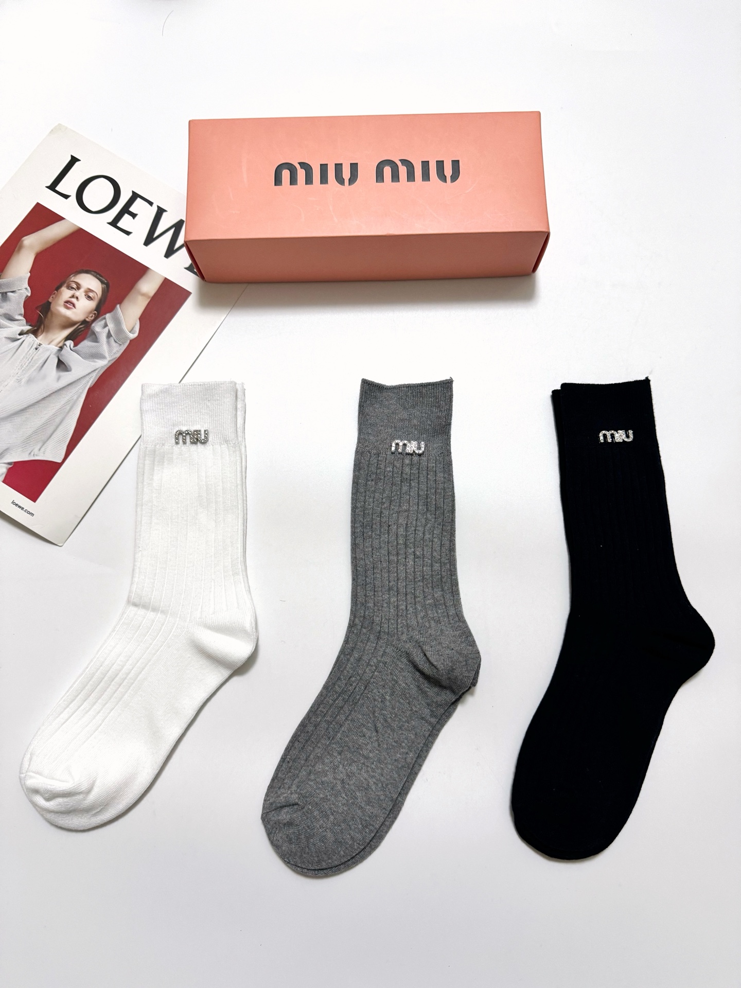配包装🌟【一盒3 双】🌟miumiu 缪缪 爆款字母logo中筒袜 小腿袜🔥纯棉混纺材质，超完美配色，款