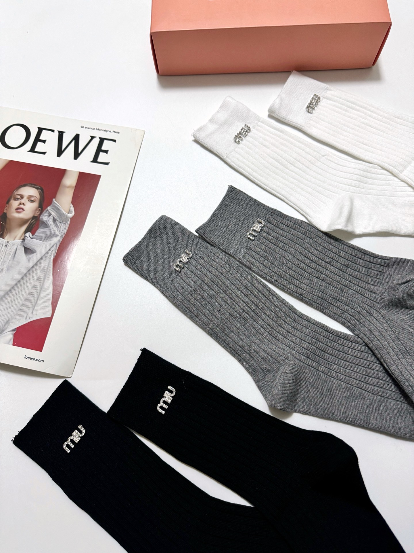 配包装🌟【一盒3 双】🌟miumiu 缪缪 爆款字母logo中筒袜 小腿袜🔥纯棉混纺材质，超完美配色，款