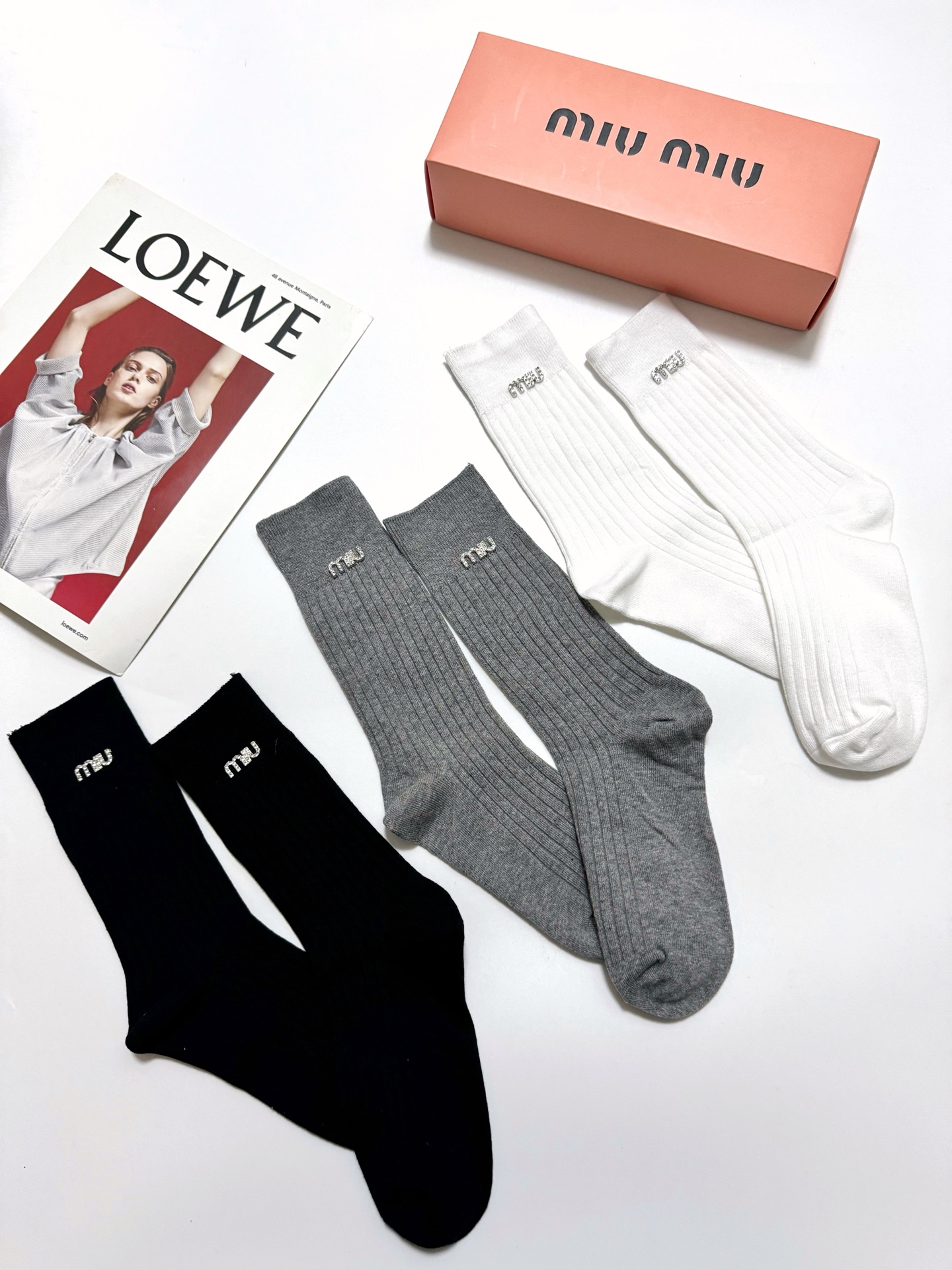 配包装🌟【一盒3 双】🌟miumiu 缪缪 爆款字母logo中筒袜 小腿袜🔥纯棉混纺材质，超完美配色，款