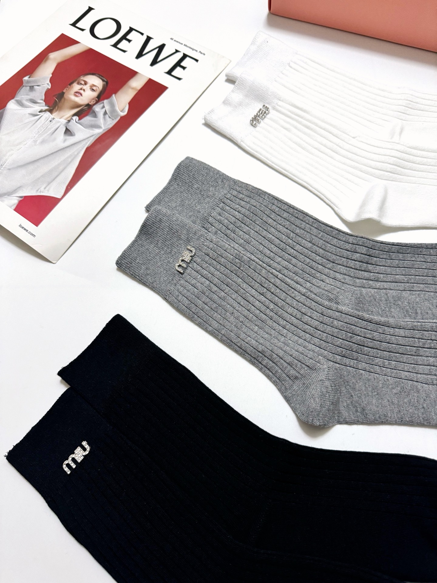 配包装🌟【一盒3 双】🌟miumiu 缪缪 爆款字母logo中筒袜 小腿袜🔥纯棉混纺材质，超完美配色，款