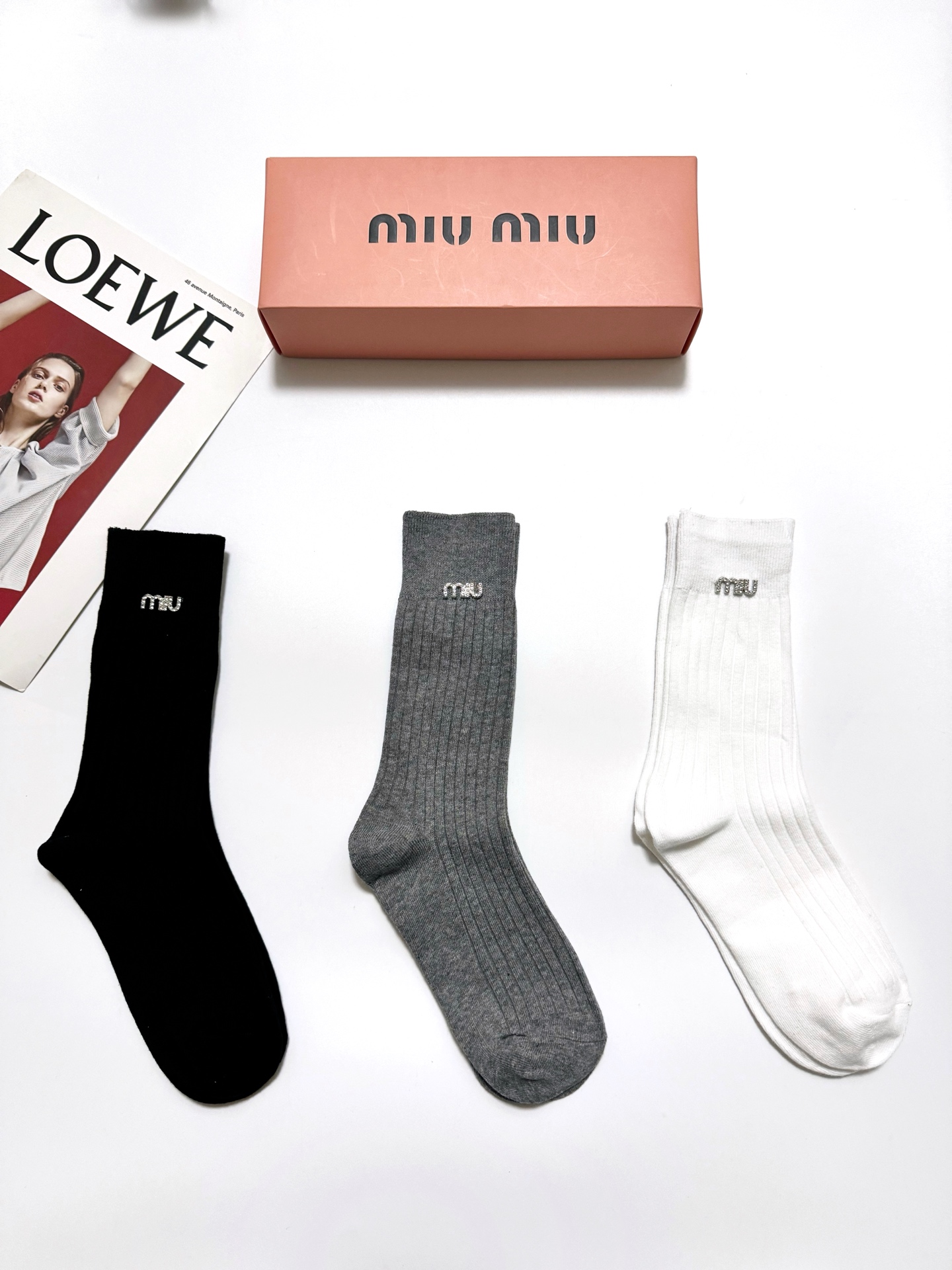 配包装🌟【一盒3 双】🌟miumiu 缪缪 爆款字母logo中筒袜 小腿袜🔥纯棉混纺材质，超完美配色，款