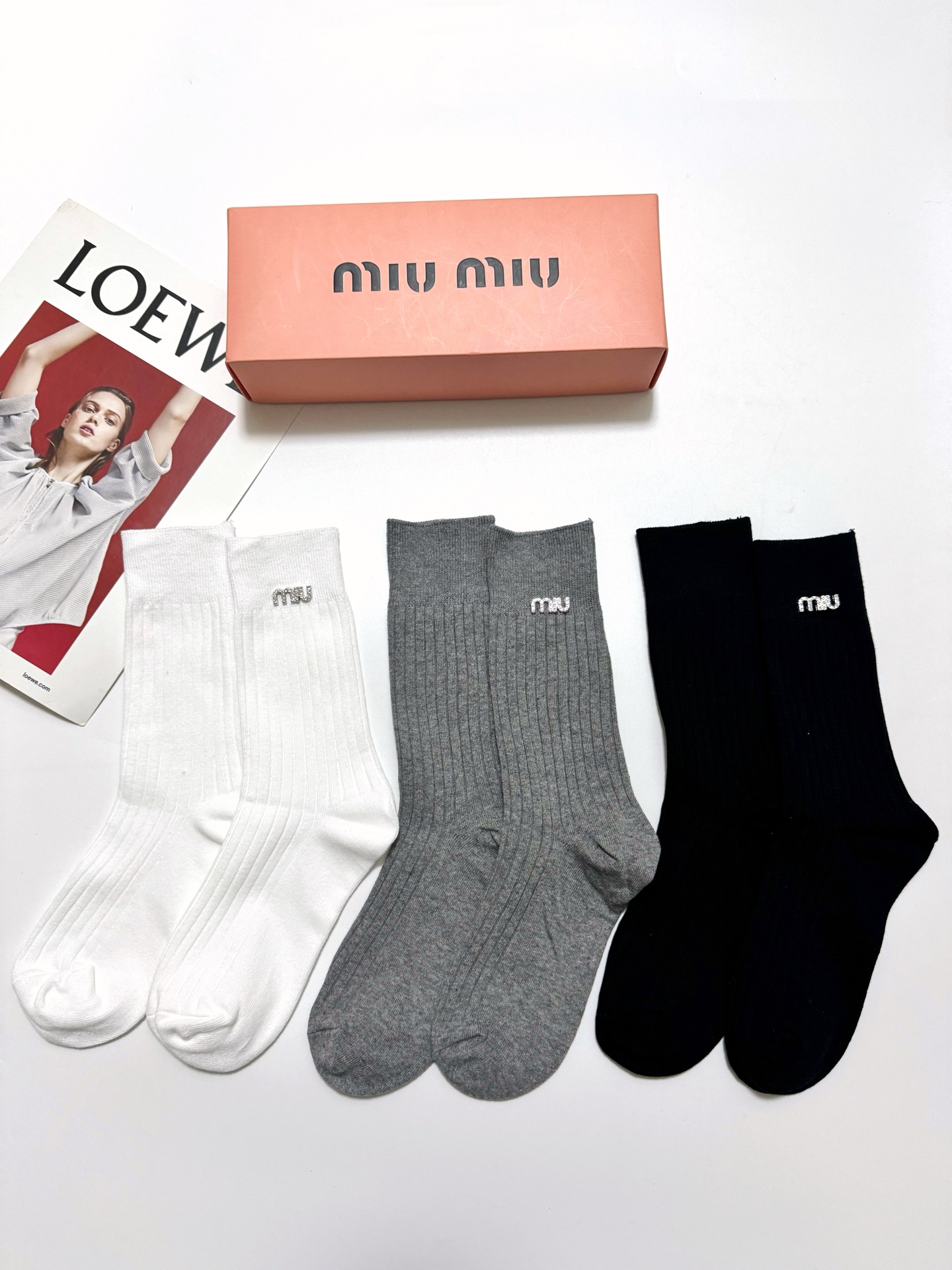 配包装🌟【一盒3 双】🌟miumiu 缪缪 爆款字母logo中筒袜 小腿袜🔥纯棉混纺材质，超完美配色，款