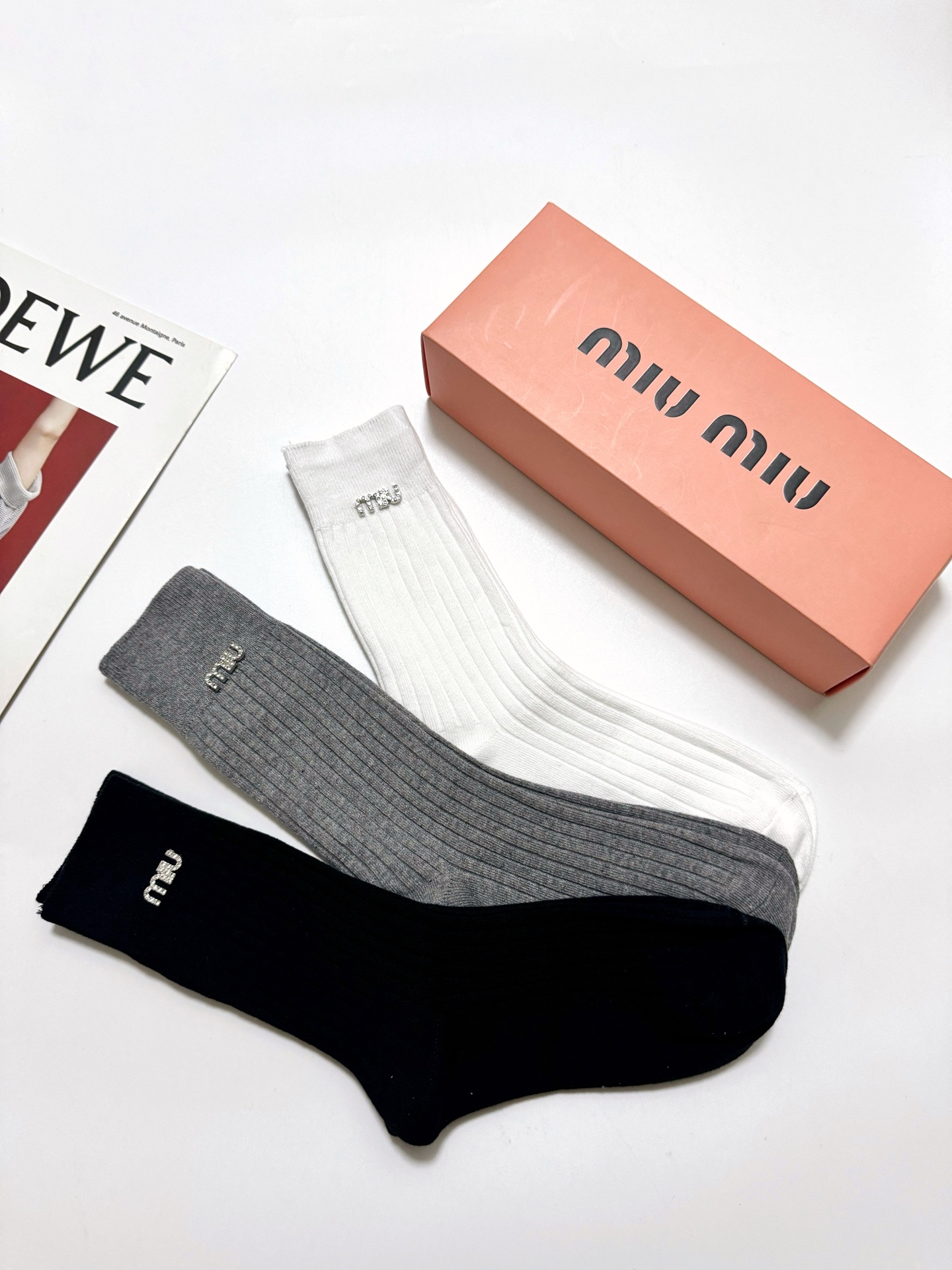 配包装🌟【一盒3 双】🌟miumiu 缪缪 爆款字母logo中筒袜 小腿袜🔥纯棉混纺材质，超完美配色，款