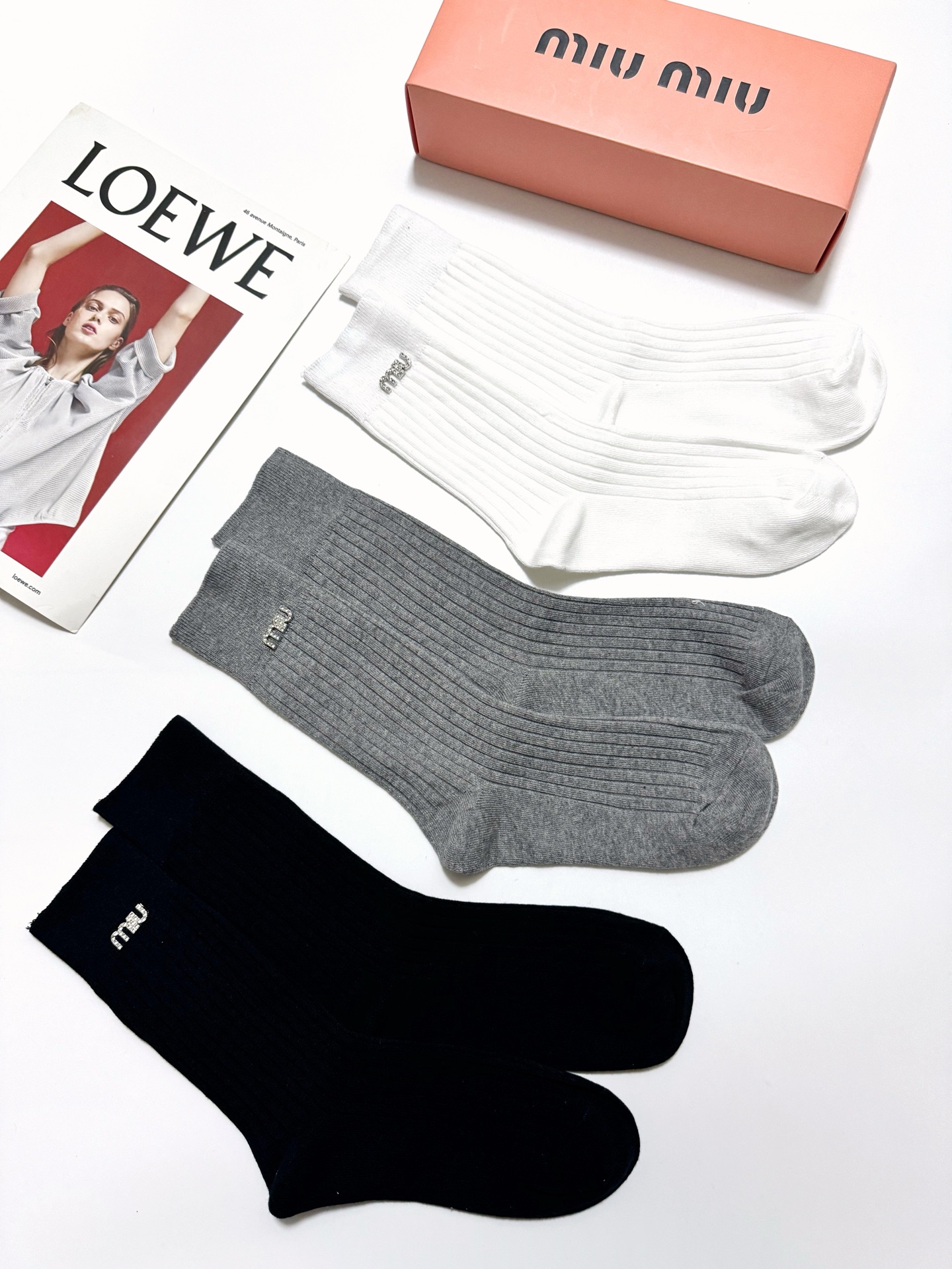 配包装🌟【一盒3 双】🌟miumiu 缪缪 爆款字母logo中筒袜 小腿袜🔥纯棉混纺材质，超完美配色，款