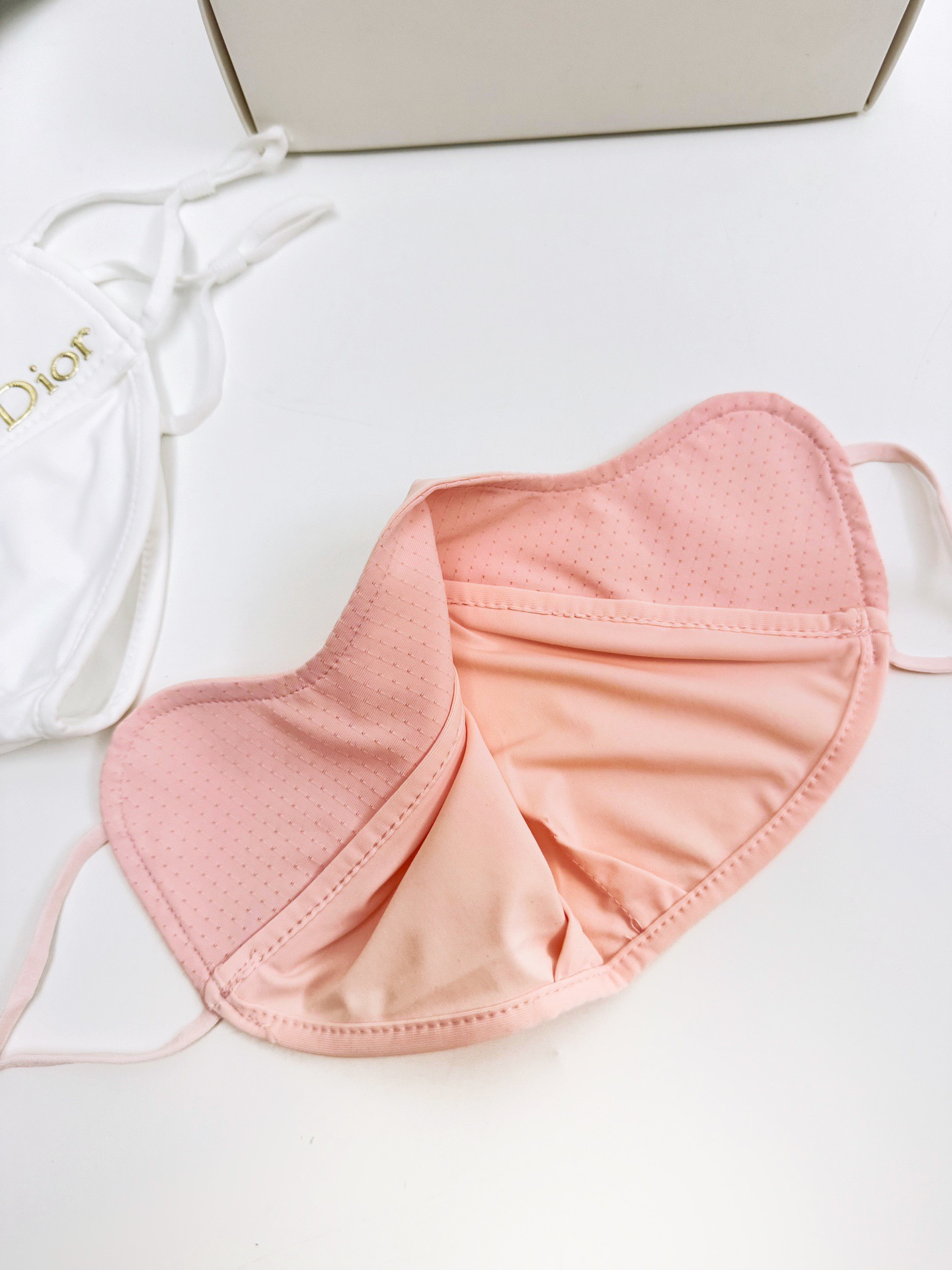 配盒子🌟【一盒2个】🌟 Dior 迪奥 经典字母logo冰丝防晒口罩，防紫外线的夏季神器，护眼角防晒口罩