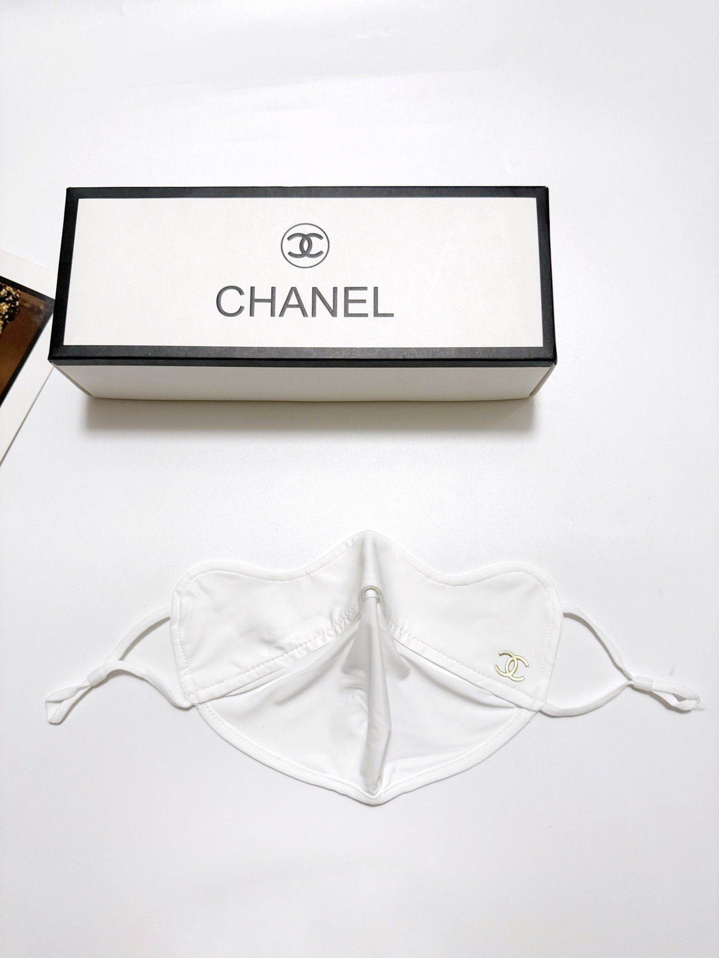 配盒子🌟【一盒2个】🌟 Chanel 香奈儿 经典字母logo冰丝防晒口罩，防紫外线的夏季神器，护眼角防