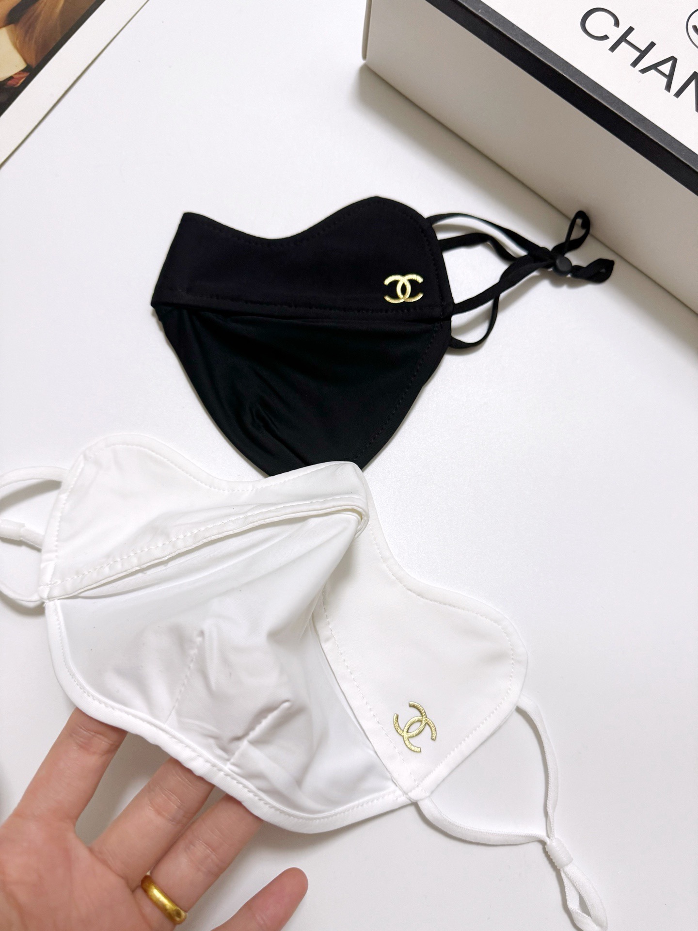 配盒子🌟【一盒2个】🌟 Chanel 香奈儿 经典字母logo冰丝防晒口罩，防紫外线的夏季神器，护眼角防