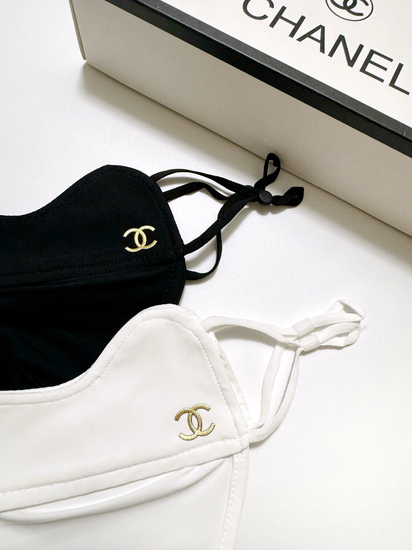 配盒子🌟【一盒2个】🌟 Chanel 香奈儿 经典字母logo冰丝防晒口罩，防紫外线的夏季神器，护眼角防