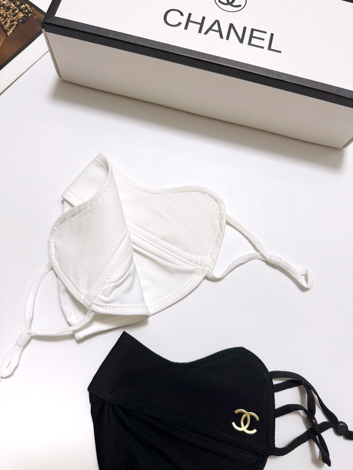配盒子🌟【一盒2个】🌟 Chanel 香奈儿 经典字母logo冰丝防晒口罩，防紫外线的夏季神器，护眼角防