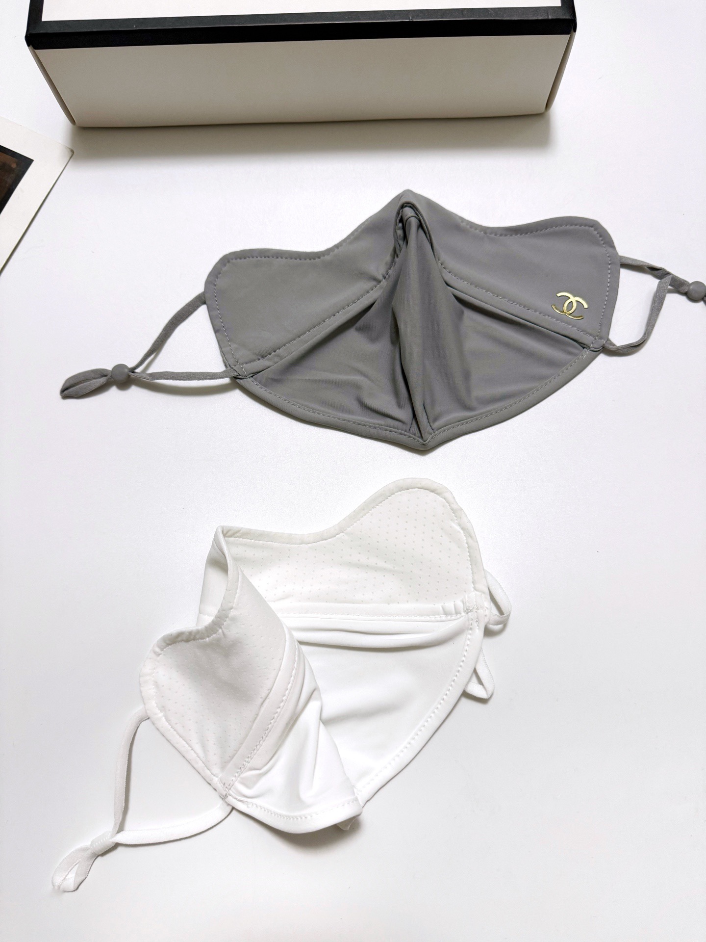 配盒子🌟【一盒2个】🌟 Chanel 香奈儿 经典字母logo冰丝防晒口罩，防紫外线的夏季神器，护眼角防