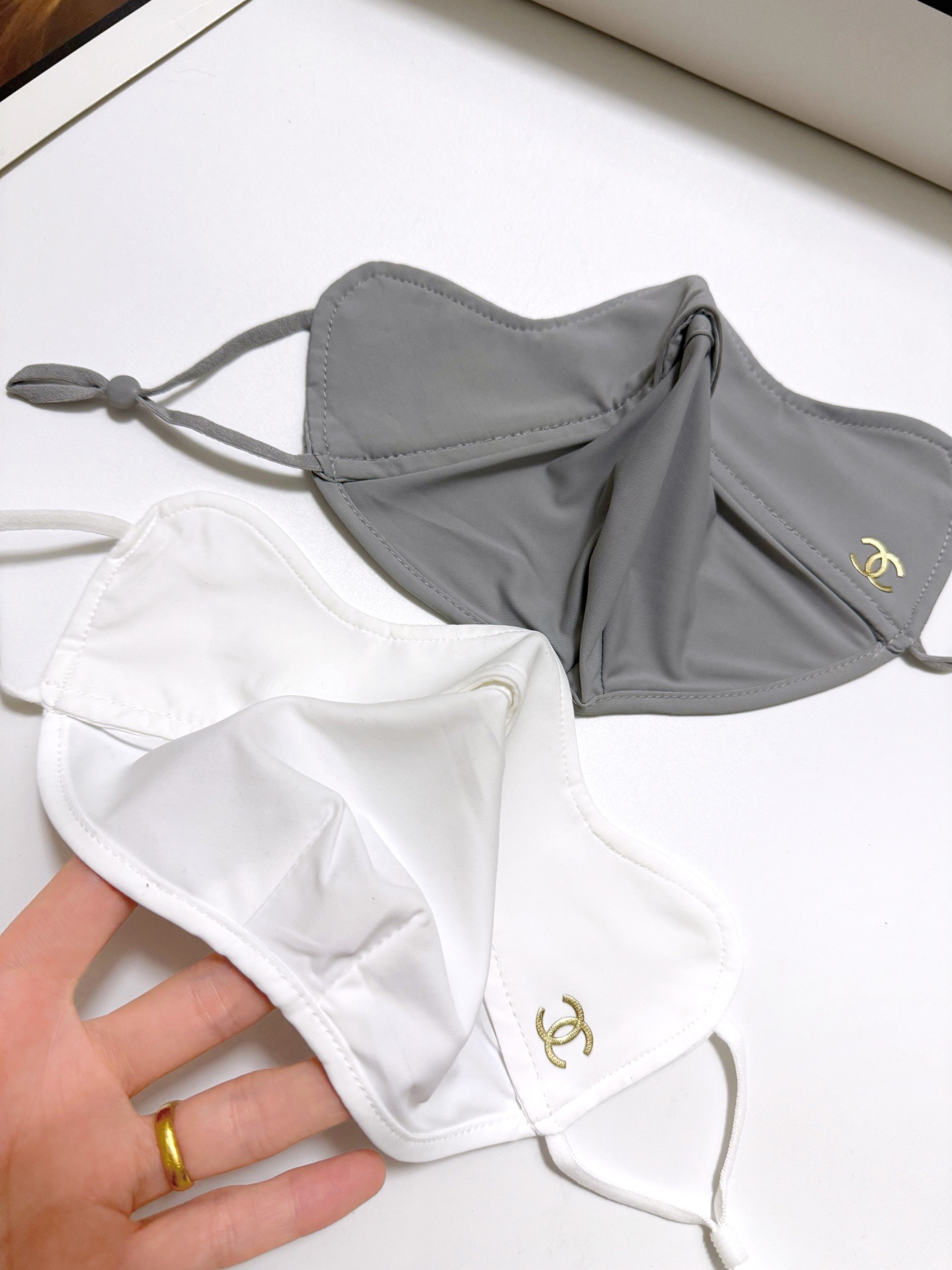 配盒子🌟【一盒2个】🌟 Chanel 香奈儿 经典字母logo冰丝防晒口罩，防紫外线的夏季神器，护眼角防