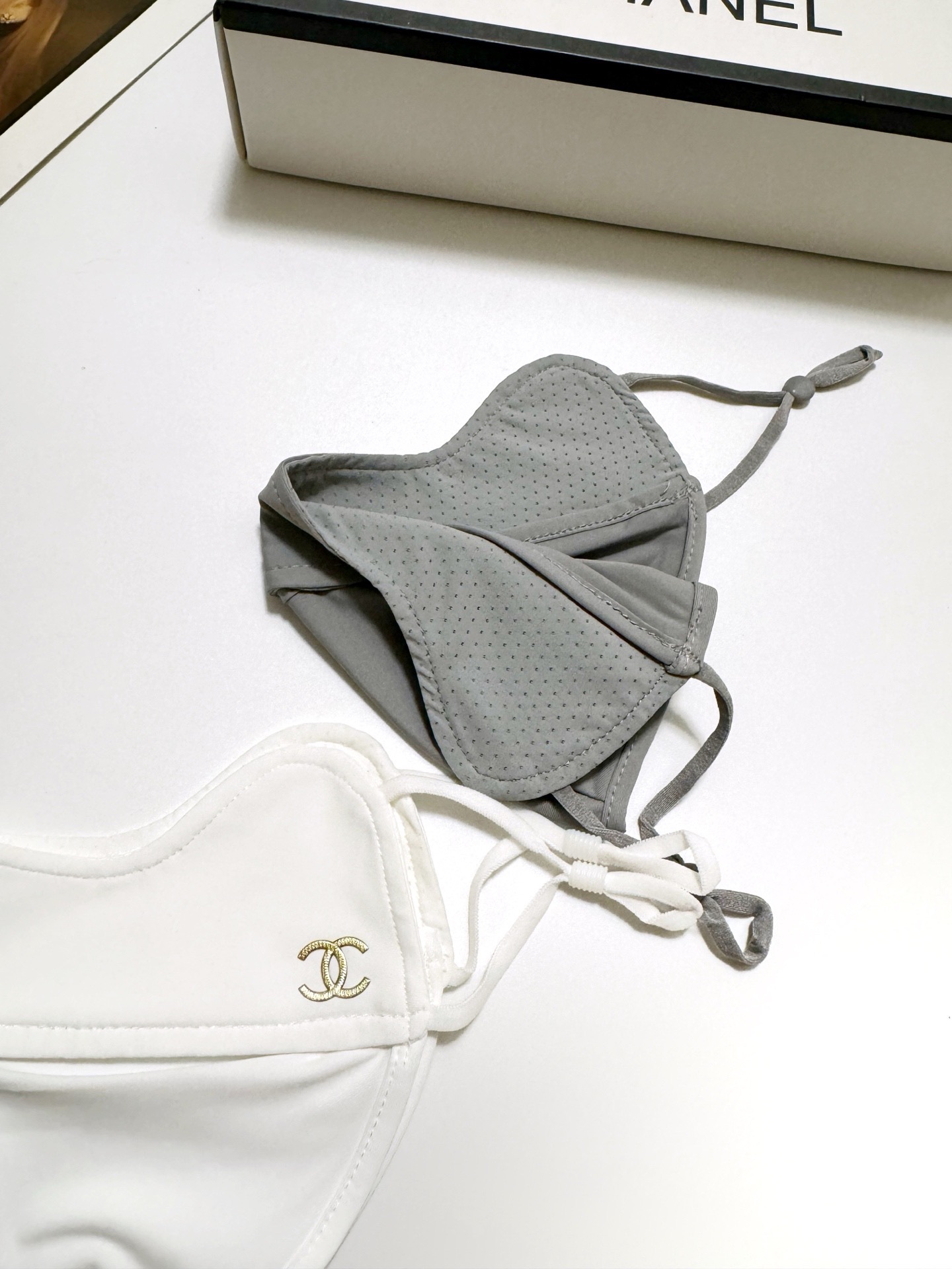 配盒子🌟【一盒2个】🌟 Chanel 香奈儿 经典字母logo冰丝防晒口罩，防紫外线的夏季神器，护眼角防