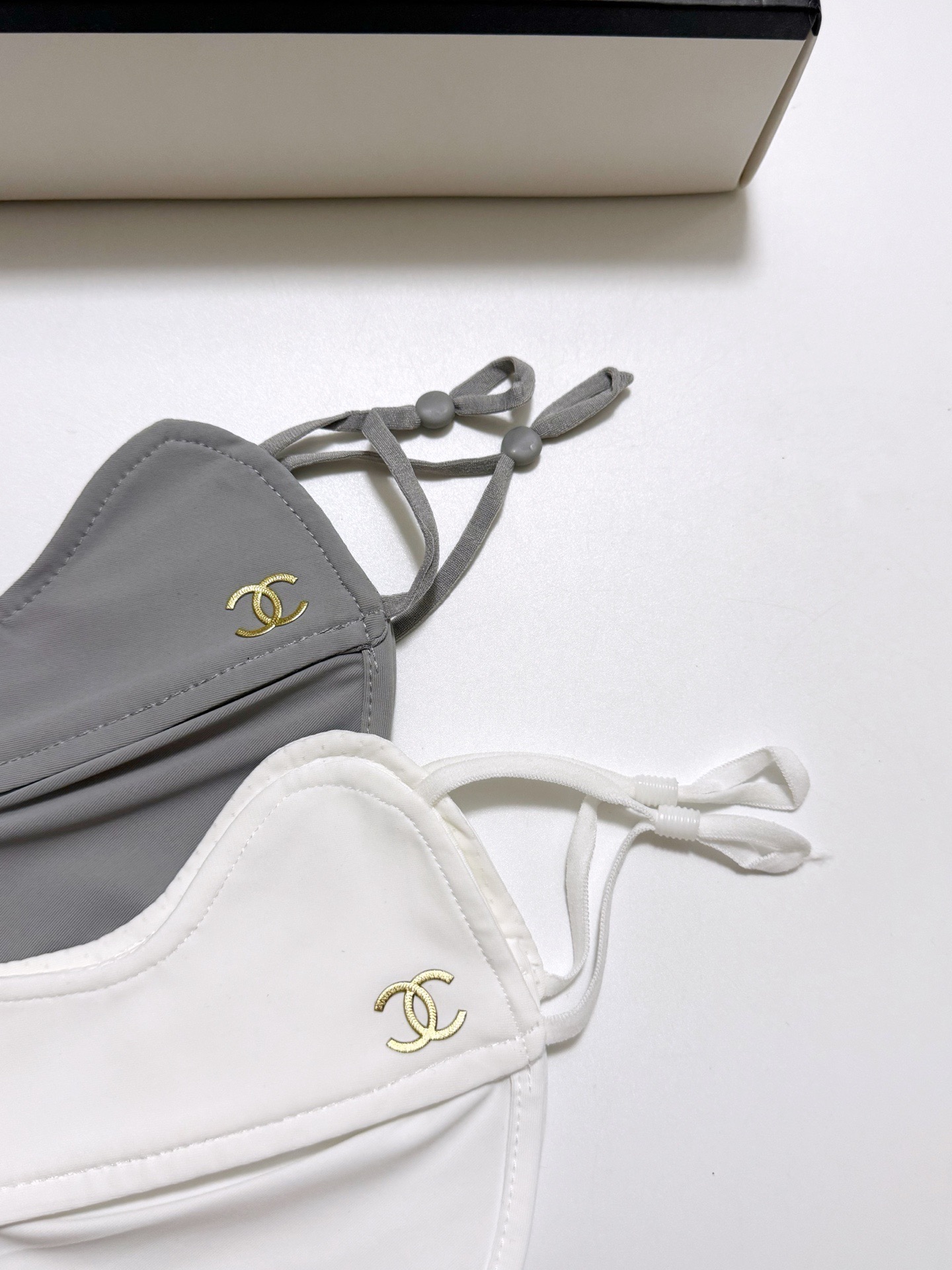 配盒子🌟【一盒2个】🌟 Chanel 香奈儿 经典字母logo冰丝防晒口罩，防紫外线的夏季神器，护眼角防