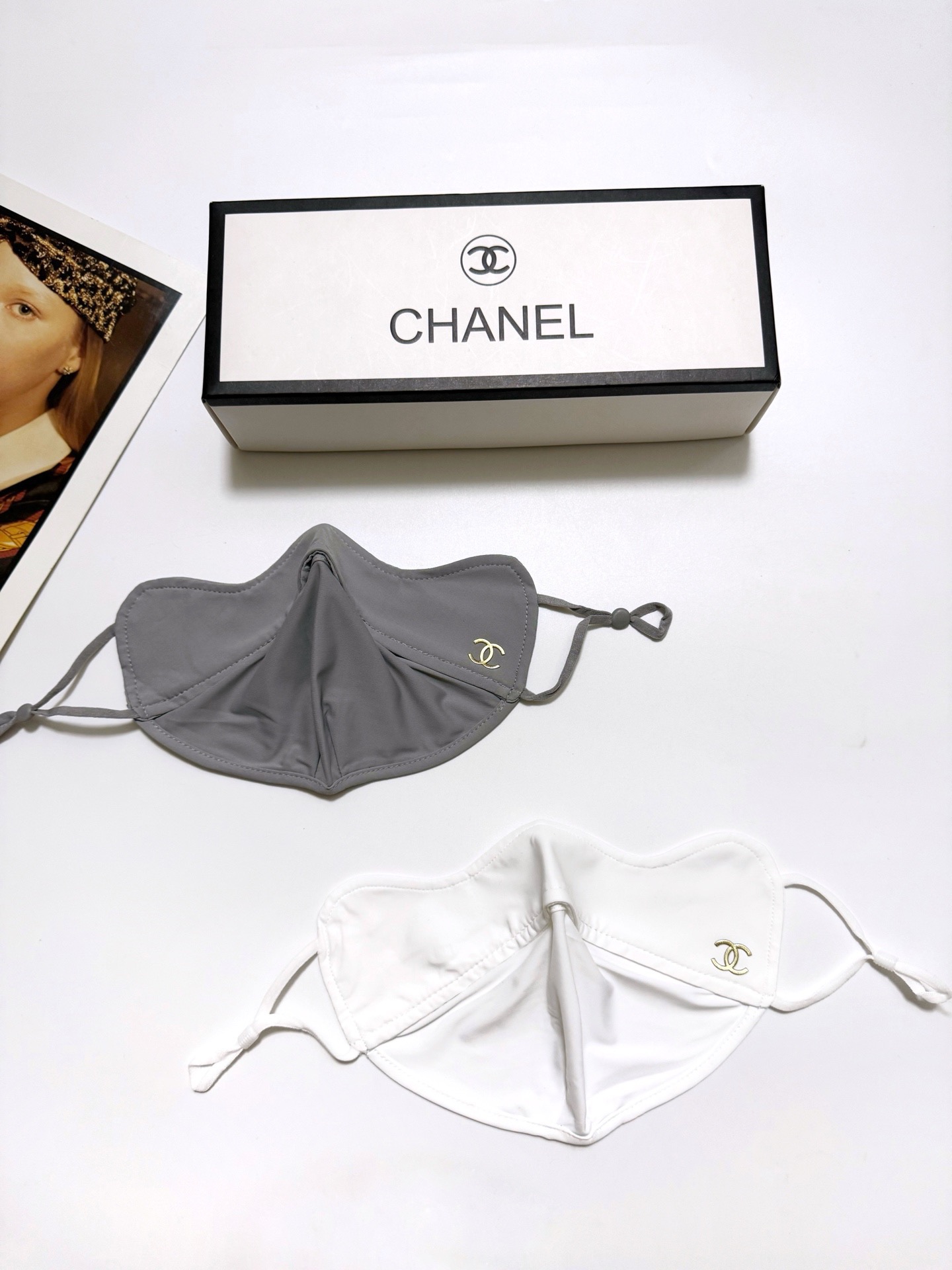 配盒子🌟【一盒2个】🌟 Chanel 香奈儿 经典字母logo冰丝防晒口罩，防紫外线的夏季神器，护眼角防