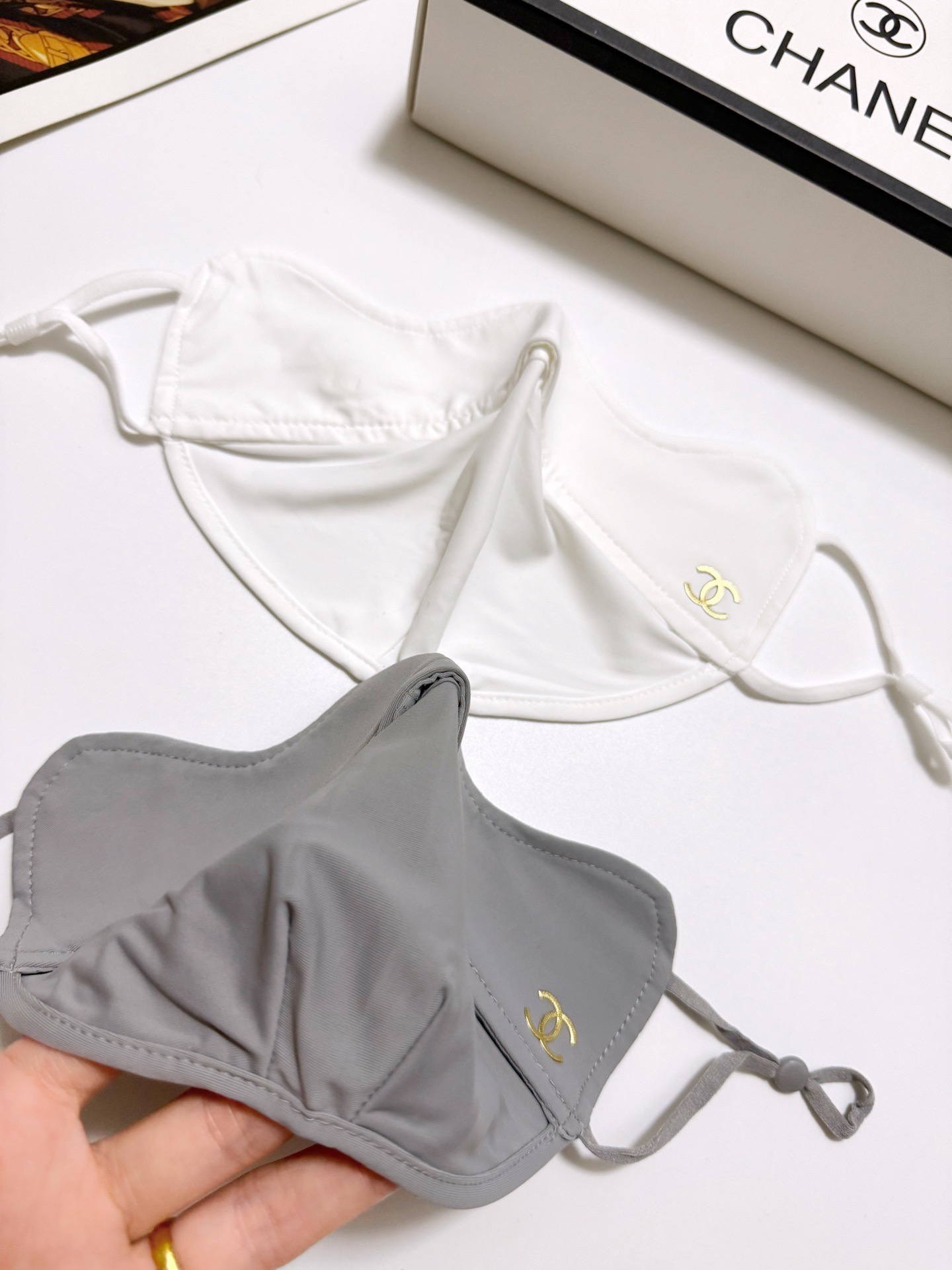 配盒子🌟【一盒2个】🌟 Chanel 香奈儿 经典字母logo冰丝防晒口罩，防紫外线的夏季神器，护眼角防