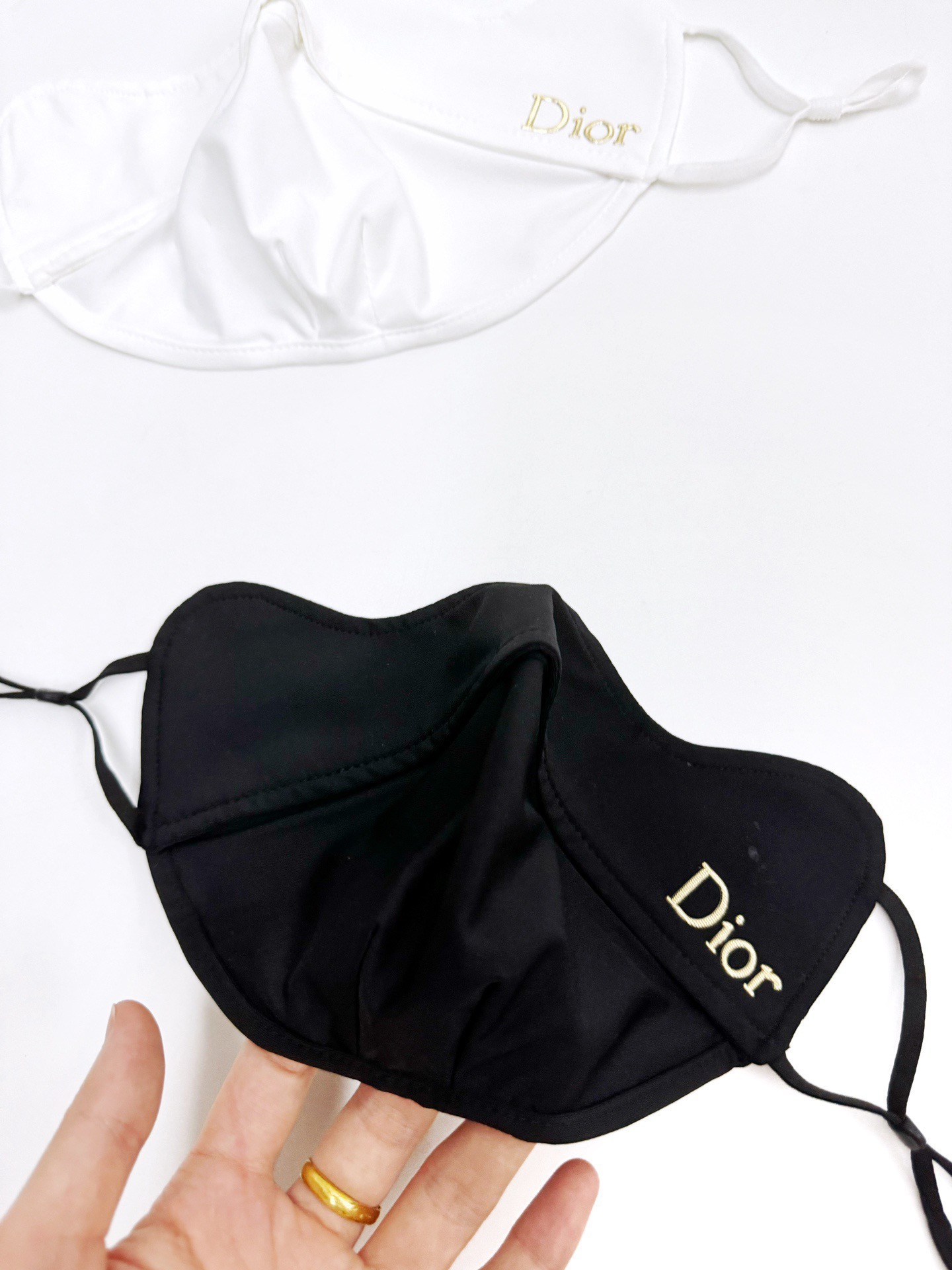 配盒子🌟【一盒2个】🌟 Dior 迪奥 经典字母logo冰丝防晒口罩，防紫外线的夏季神器，护眼角防晒口罩