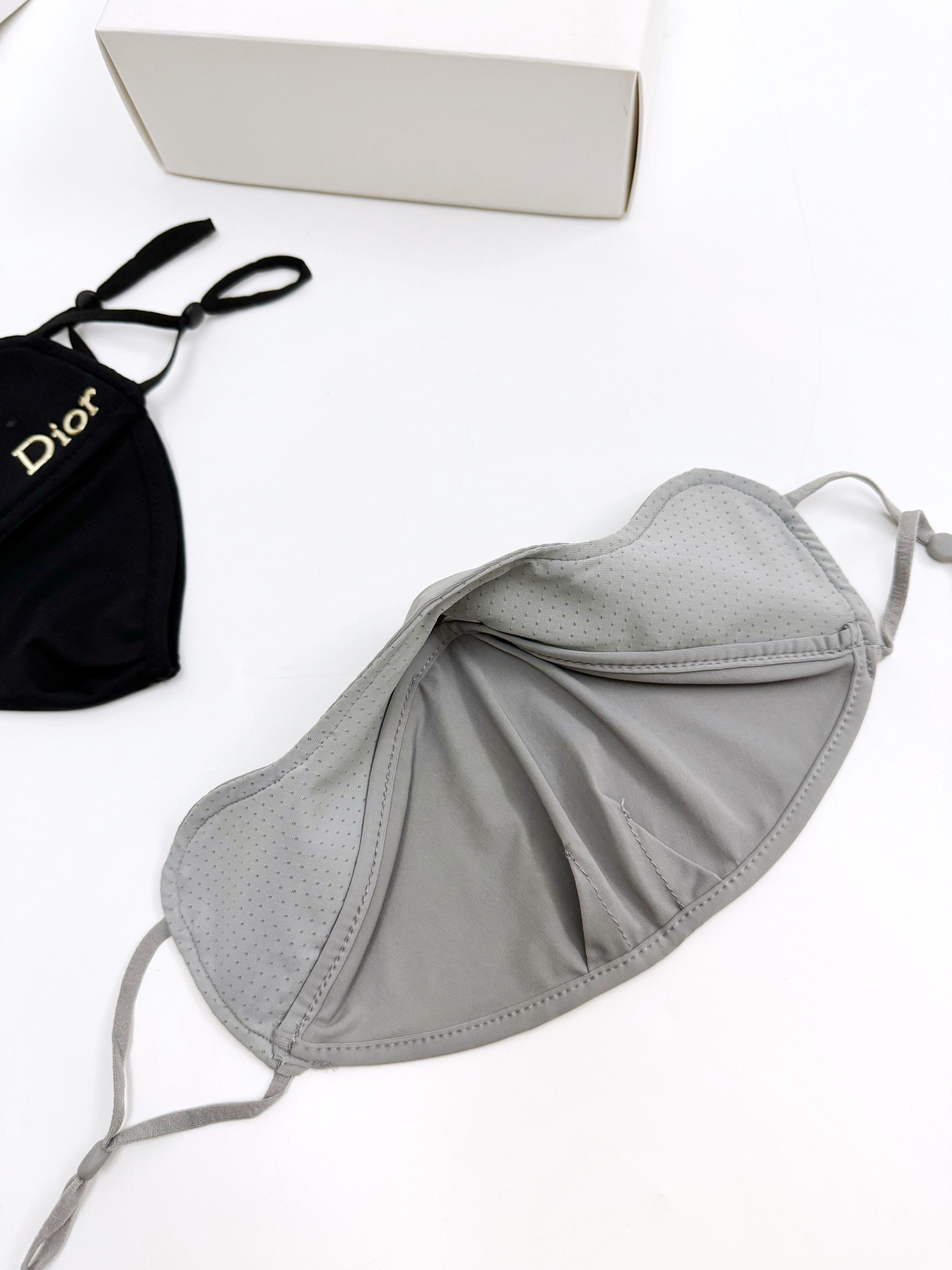 配盒子🌟【一盒2个】🌟 Dior 迪奥 经典字母logo冰丝防晒口罩，防紫外线的夏季神器，护眼角防晒口罩