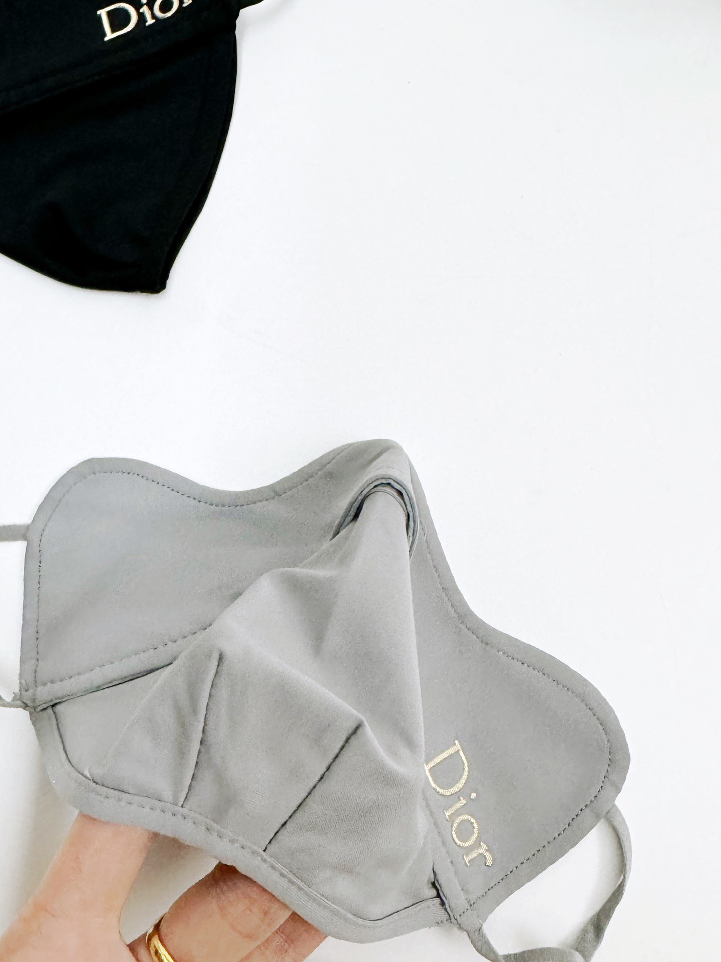 配盒子🌟【一盒2个】🌟 Dior 迪奥 经典字母logo冰丝防晒口罩，防紫外线的夏季神器，护眼角防晒口罩