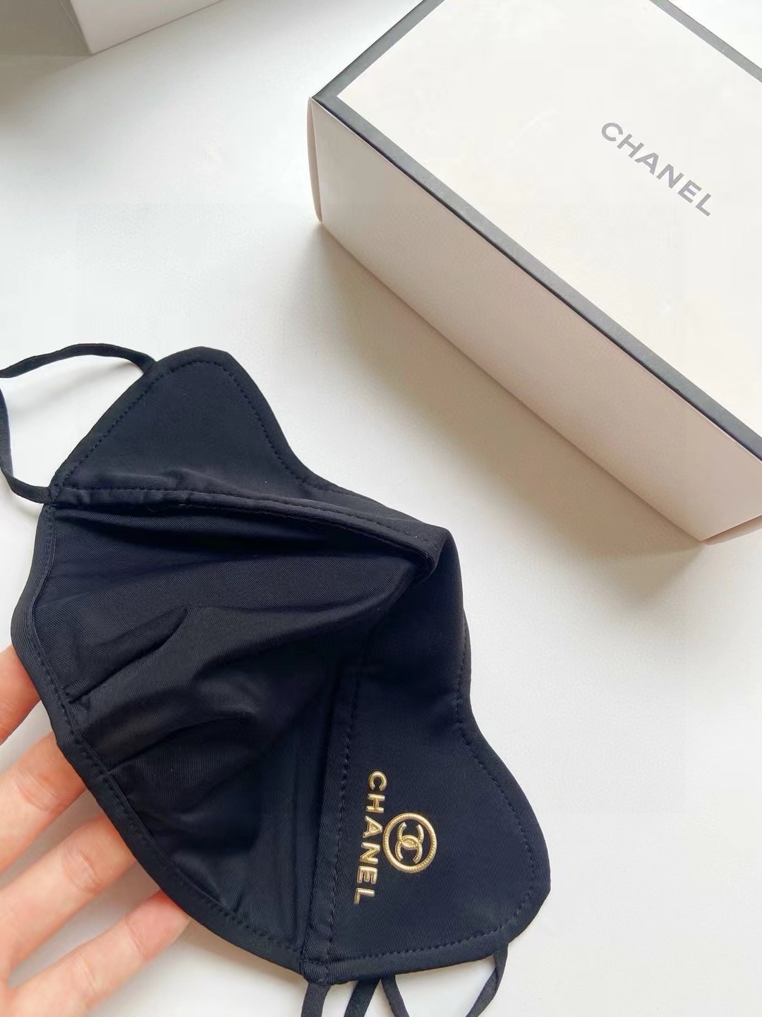 配盒子🌟【一盒2个】🌟 Chanel 香奈儿 经典字母logo冰丝防晒口罩，防紫外线的夏季神器，护眼角防