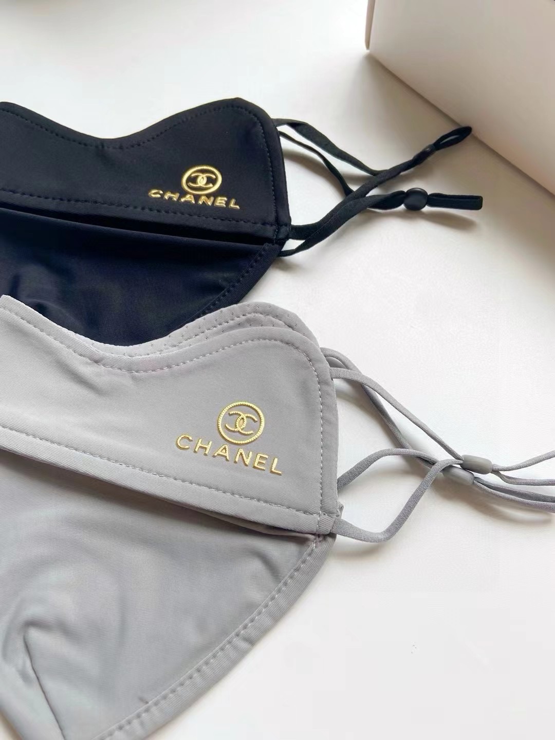 配盒子🌟【一盒2个】🌟 Chanel 香奈儿 经典字母logo冰丝防晒口罩，防紫外线的夏季神器，护眼角防