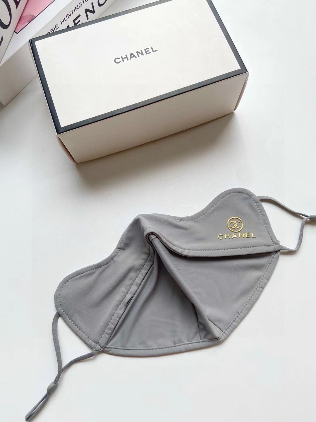 配盒子🌟【一盒2个】🌟 Chanel 香奈儿 经典字母logo冰丝防晒口罩，防紫外线的夏季神器，护眼角防