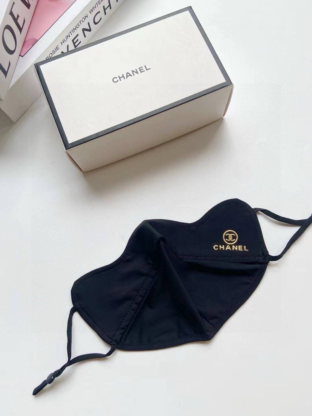 配盒子🌟【一盒2个】🌟 Chanel 香奈儿 经典字母logo冰丝防晒口罩，防紫外线的夏季神器，护眼角防