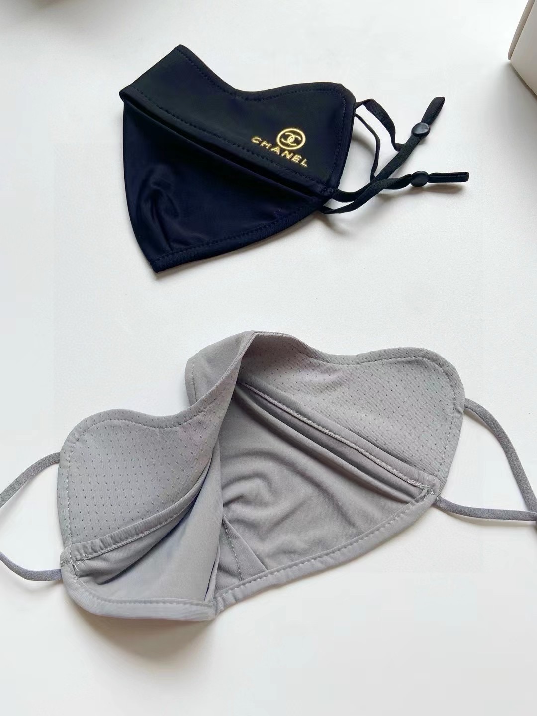 配盒子🌟【一盒2个】🌟 Chanel 香奈儿 经典字母logo冰丝防晒口罩，防紫外线的夏季神器，护眼角防