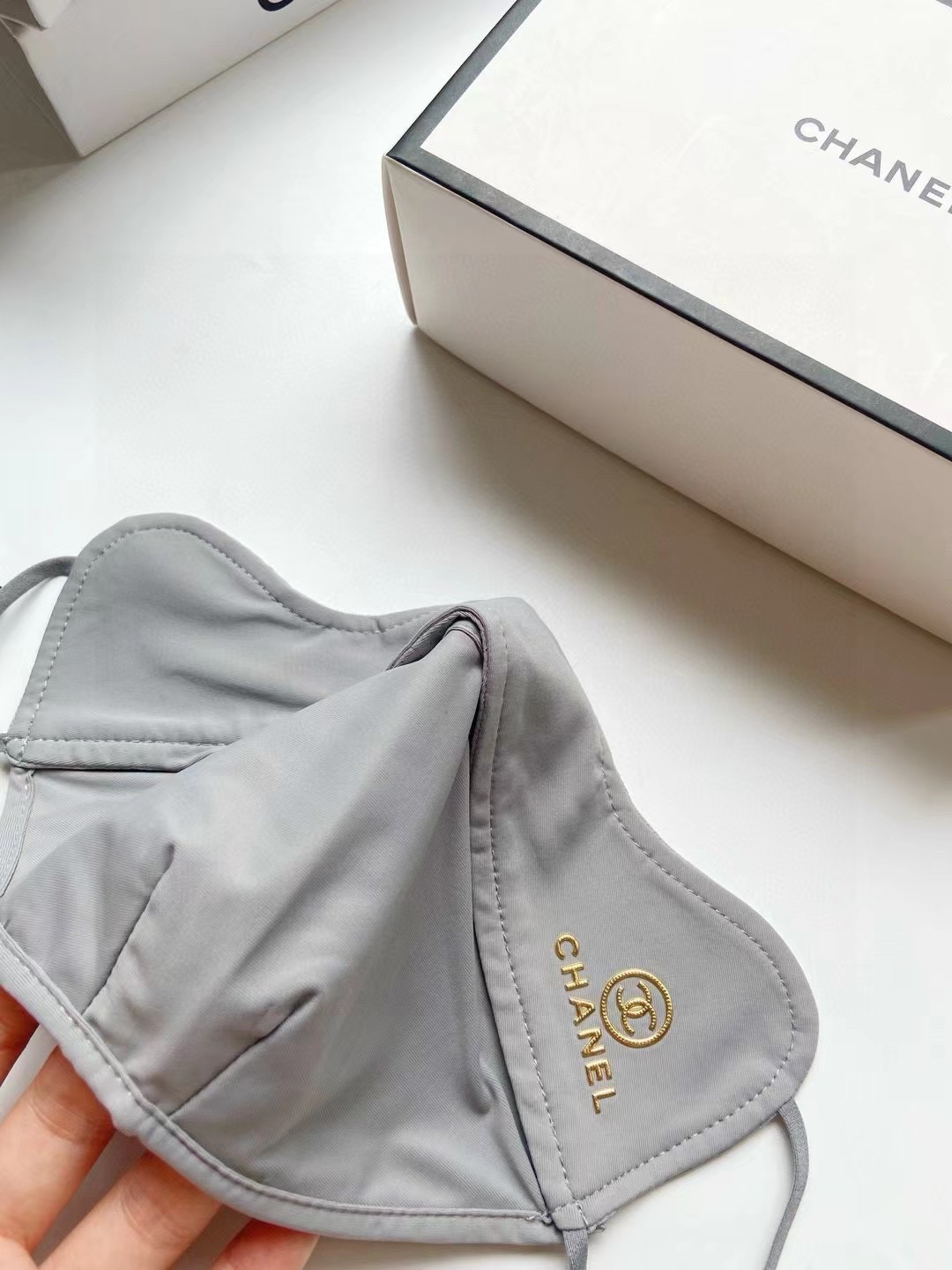 配盒子🌟【一盒2个】🌟 Chanel 香奈儿 经典字母logo冰丝防晒口罩，防紫外线的夏季神器，护眼角防