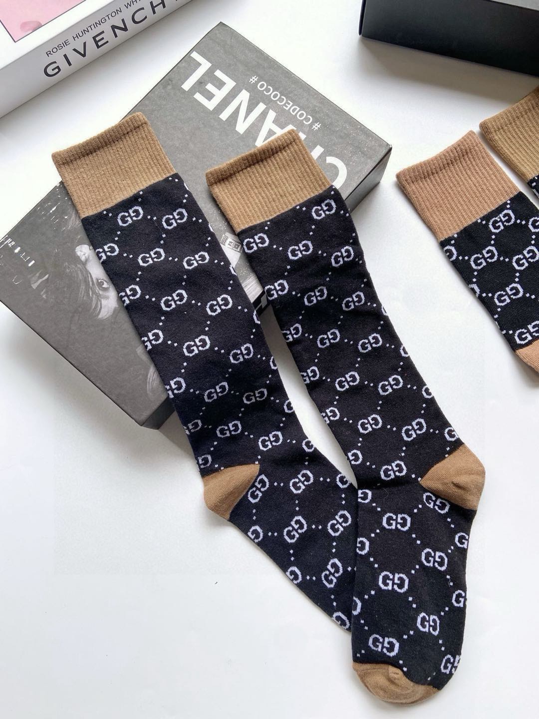 配包装🌟【一盒2双】🌟Gucci 古奇 爆款双G字母 长筒袜 中筒袜🔥专柜同步发售ing ，巨多明星红人