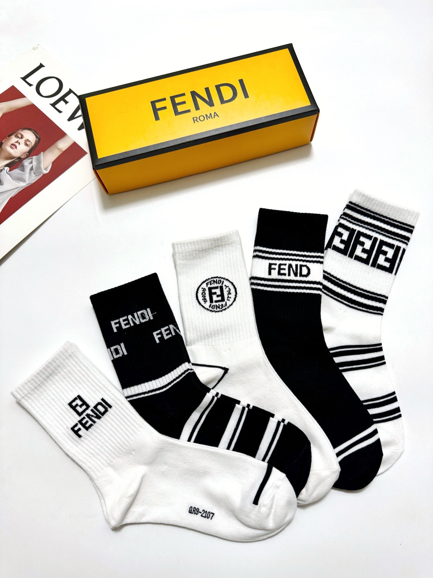 配包装🌟【一盒5 双】 🌟Fendi 芬迪 经典字母logo 纯棉中筒袜 ，ins超火爆中筒袜 纯棉小腿