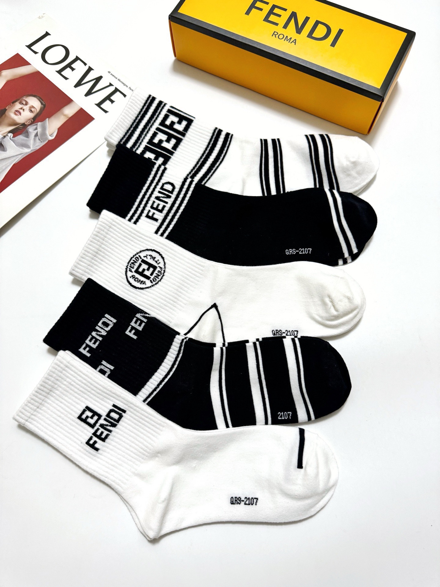 配包装🌟【一盒5 双】 🌟Fendi 芬迪 经典字母logo 纯棉中筒袜 ，ins超火爆中筒袜 纯棉小腿