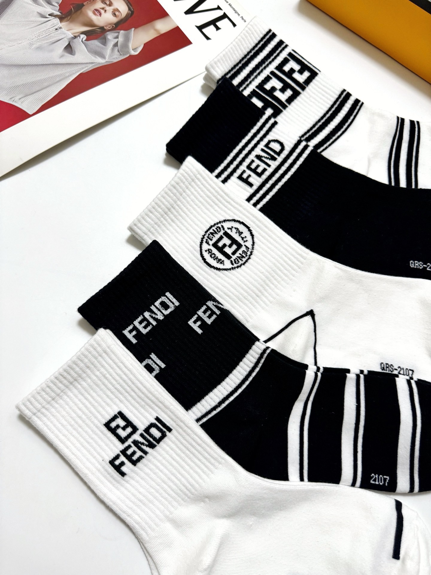 配包装🌟【一盒5 双】 🌟Fendi 芬迪 经典字母logo 纯棉中筒袜 ，ins超火爆中筒袜 纯棉小腿