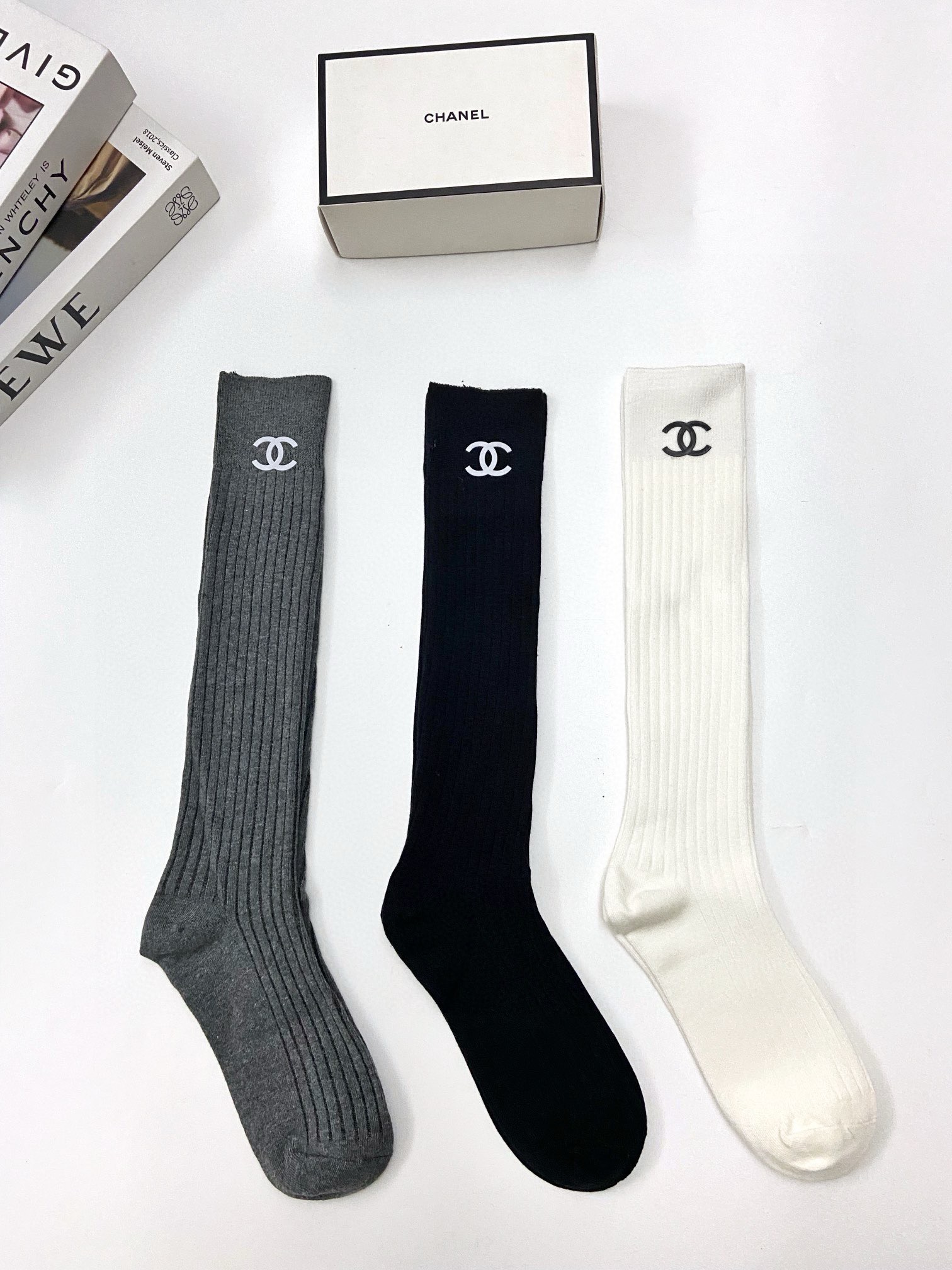 配包装🌟【一盒一双】🌟Chanel 香奈儿 经典双C字母logo纯棉长筒袜 小腿袜🌟ins爆款！专柜在售