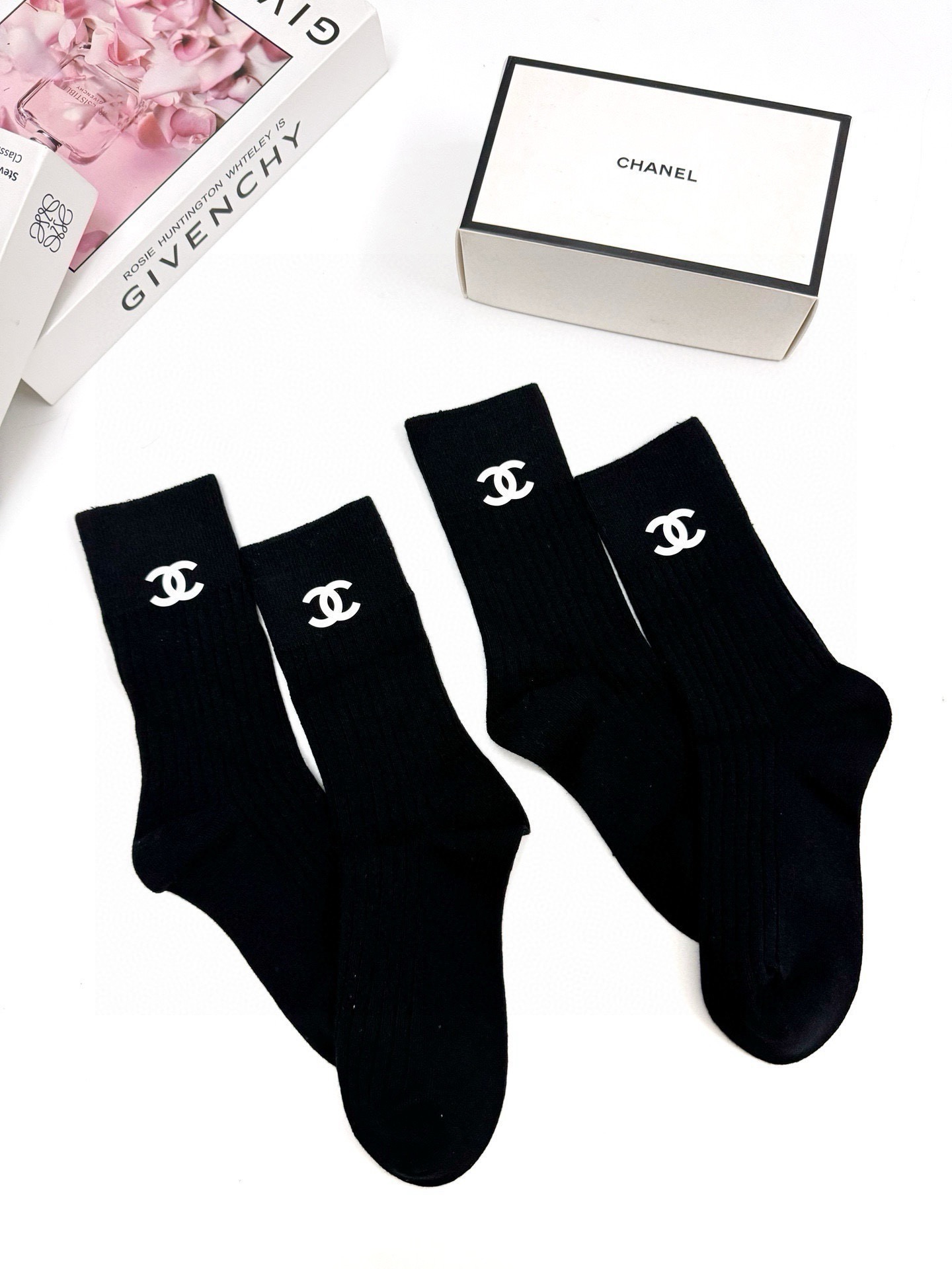 配包装🌟【一盒2双】 🌟Chanel 香奈儿 经典字母logo纯棉 中筒袜 ins超火爆红人同款，精美 