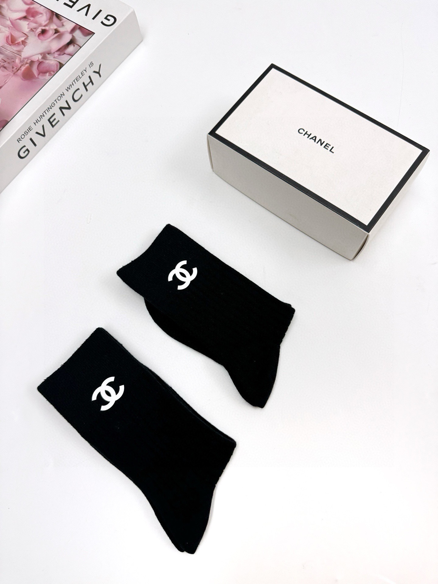配包装🌟【一盒2双】 🌟Chanel 香奈儿 经典字母logo纯棉 中筒袜 ins超火爆红人同款，精美 