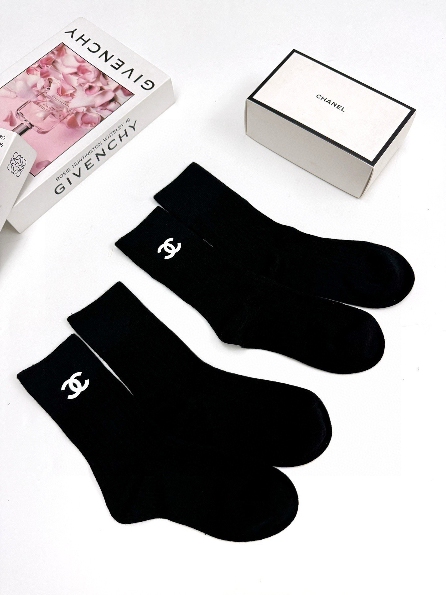 配包装🌟【一盒2双】 🌟Chanel 香奈儿 经典字母logo纯棉 中筒袜 ins超火爆红人同款，精美 