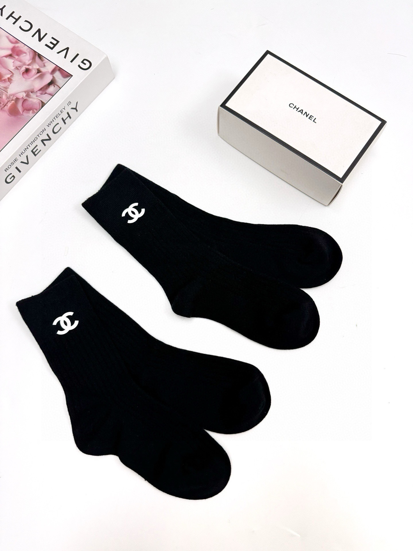 配包装🌟【一盒2双】 🌟Chanel 香奈儿 经典字母logo纯棉 中筒袜 ins超火爆红人同款，精美 