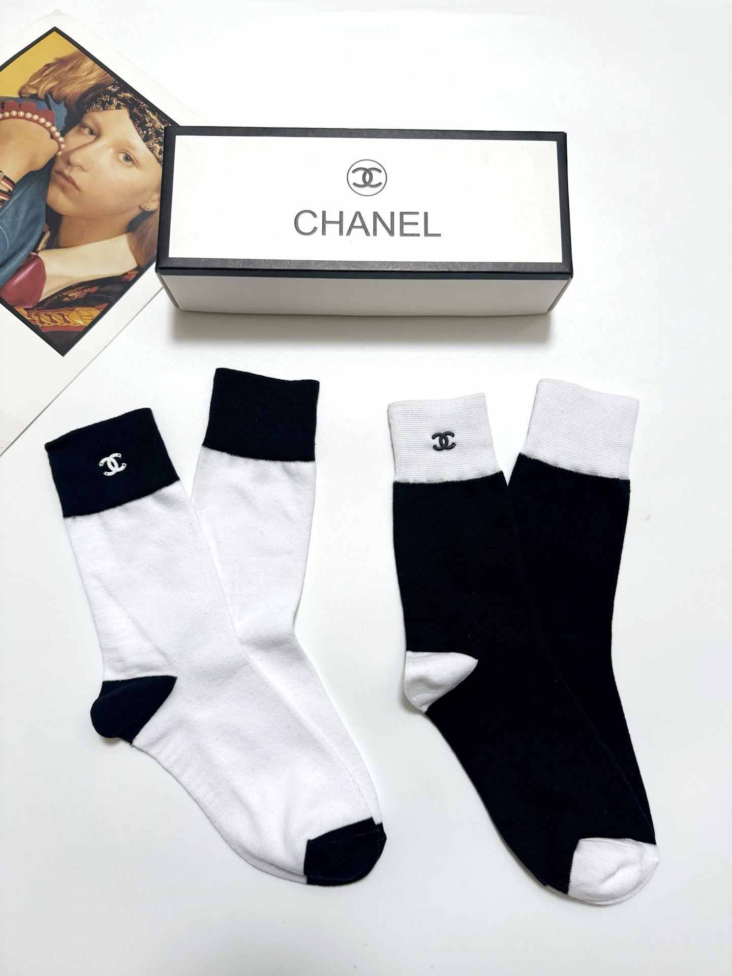 配包装🌟【一盒2双】 🌟Chanel 香奈儿 经典字母logo 纯棉中筒袜 ，ins超火爆短袜，纯棉面料