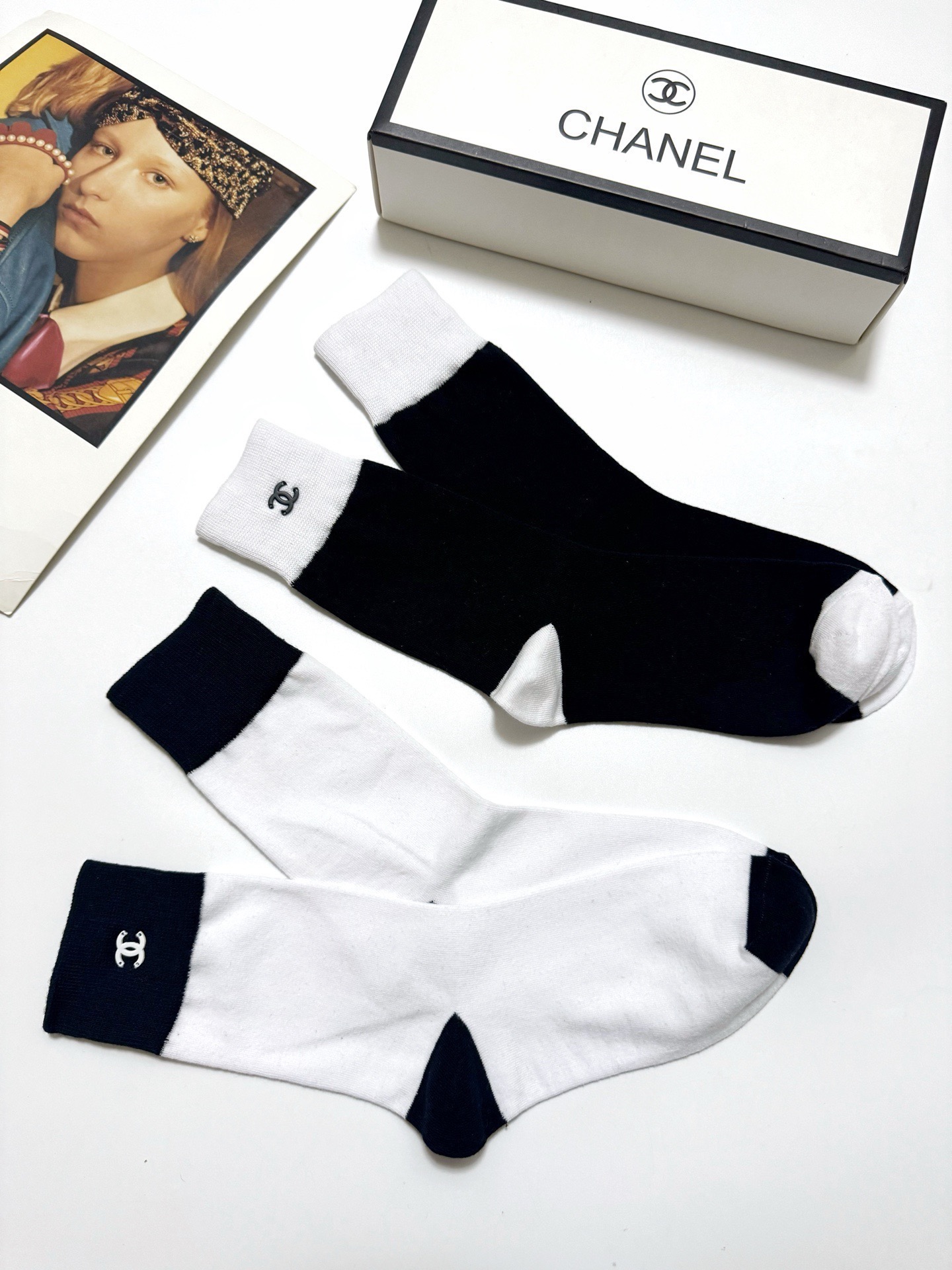 配包装🌟【一盒2双】 🌟Chanel 香奈儿 经典字母logo 纯棉中筒袜 ，ins超火爆短袜，纯棉面料