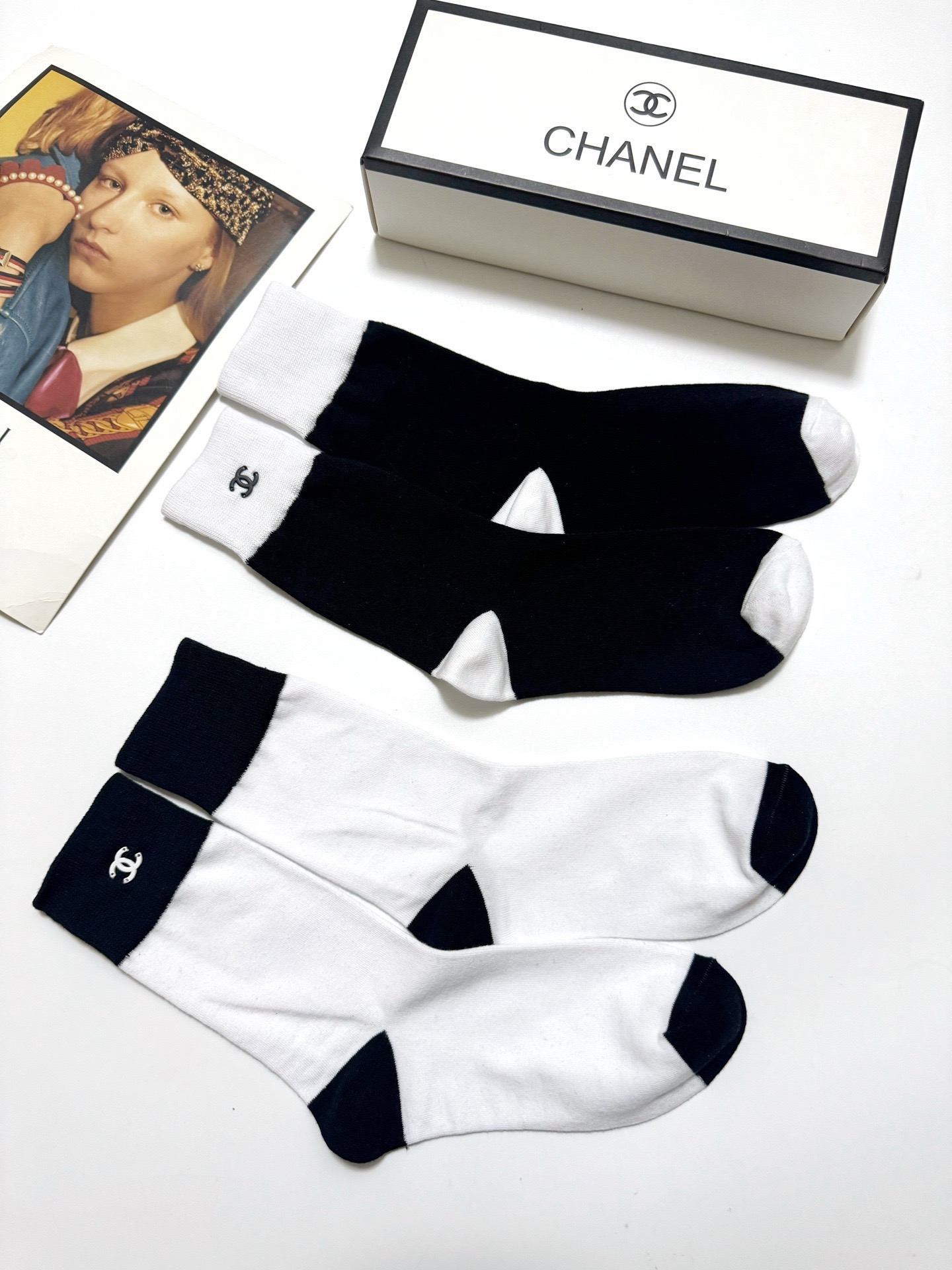 配包装🌟【一盒2双】 🌟Chanel 香奈儿 经典字母logo 纯棉中筒袜 ，ins超火爆短袜，纯棉面料