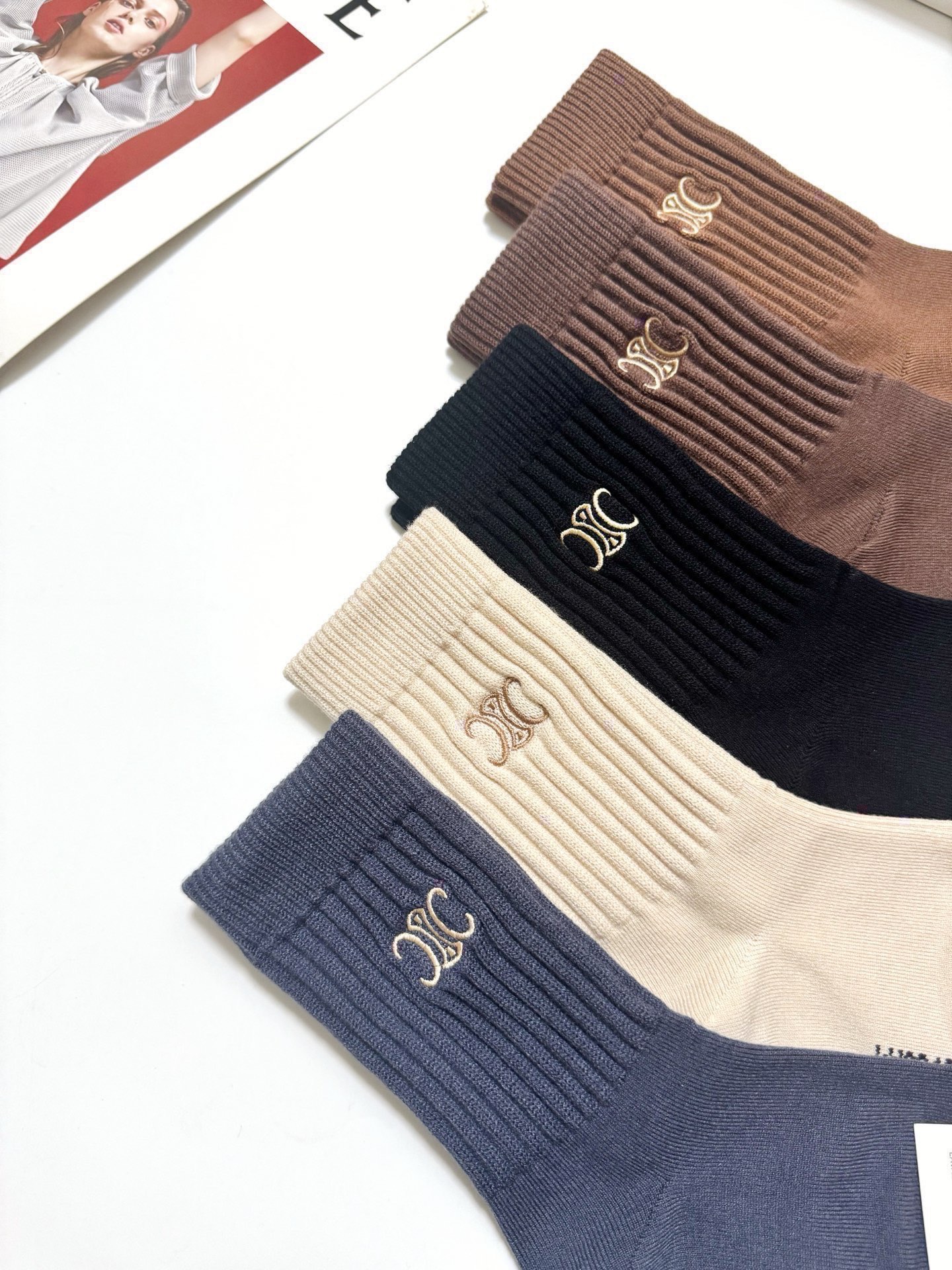 配包装🌟【一盒5 双】 🌟Celine 赛琳 经典刺绣字母logo 羊绒混纺中筒袜 ，软糯亲肤，ins超
