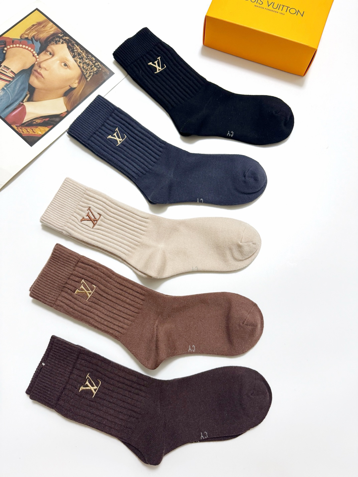配包装🌟【一盒5 双】 🌟LV 路易威登 经典刺绣字母logo 羊绒混纺中筒袜 ，软糯亲肤，ins超火爆