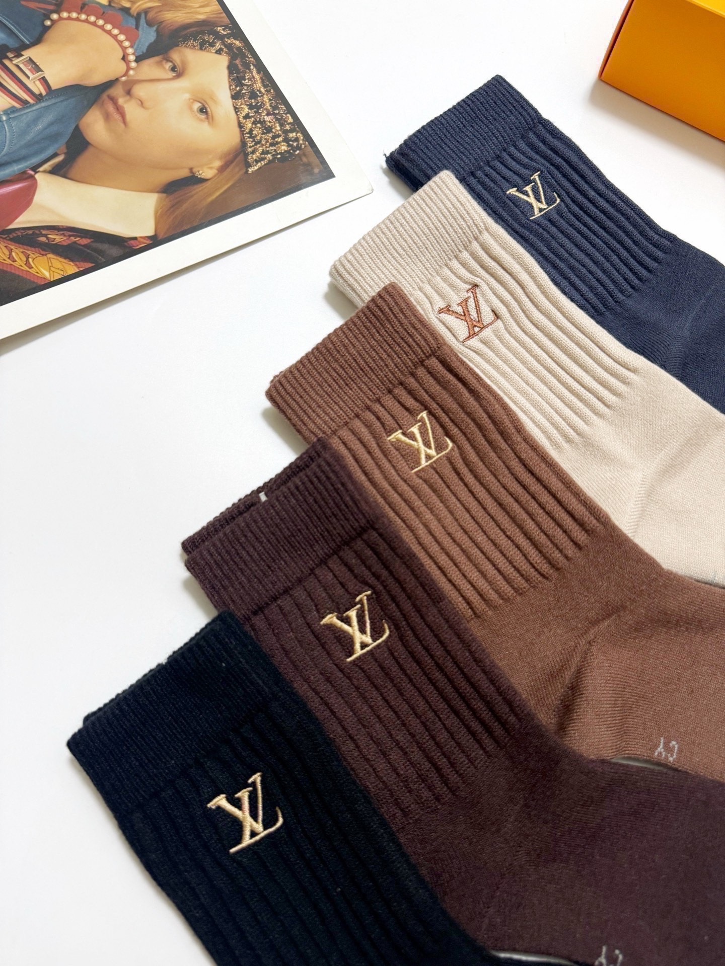 配包装🌟【一盒5 双】 🌟LV 路易威登 经典刺绣字母logo 羊绒混纺中筒袜 ，软糯亲肤，ins超火爆