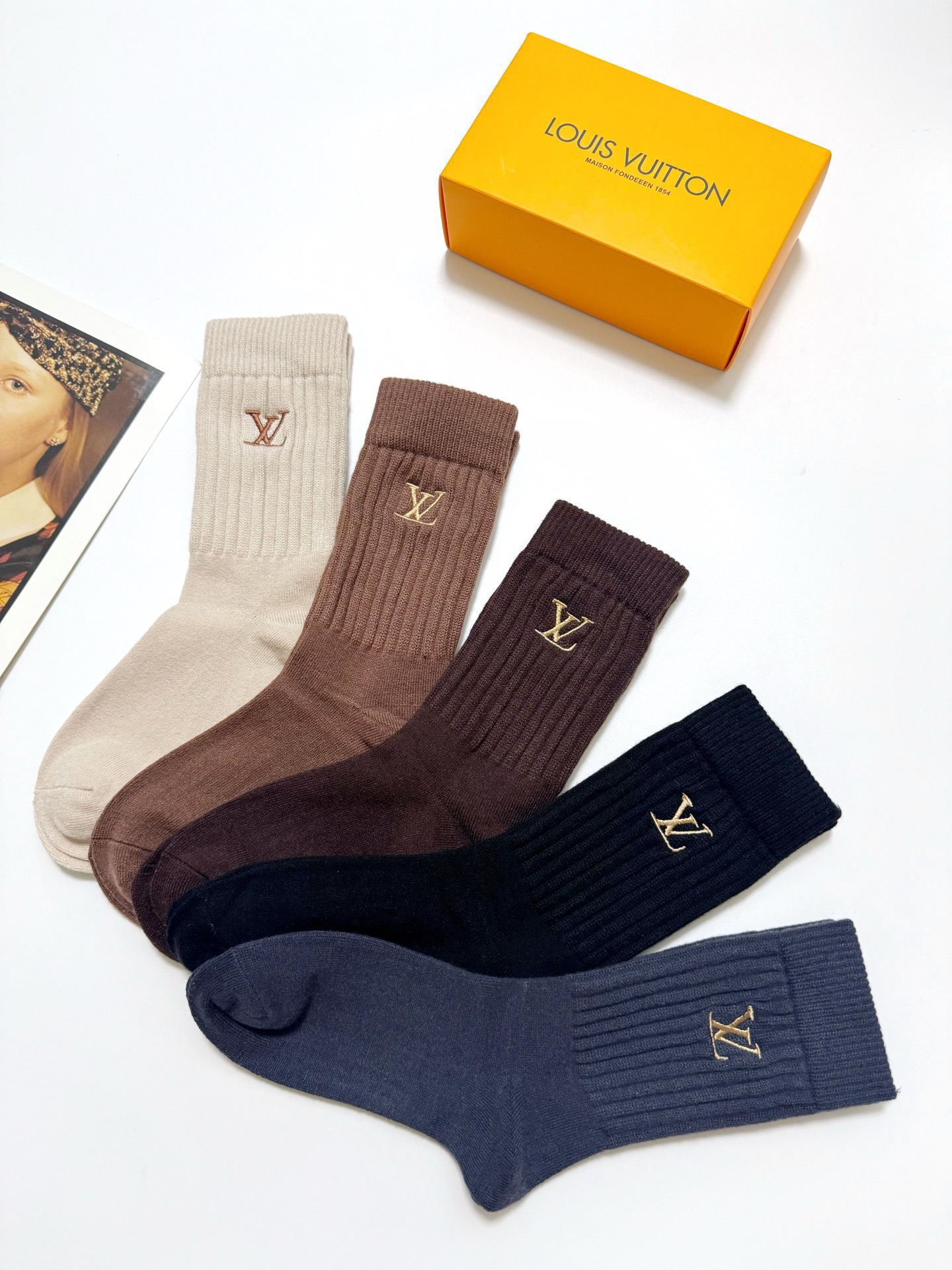 配包装🌟【一盒5 双】 🌟LV 路易威登 经典刺绣字母logo 羊绒混纺中筒袜 ，软糯亲肤，ins超火爆