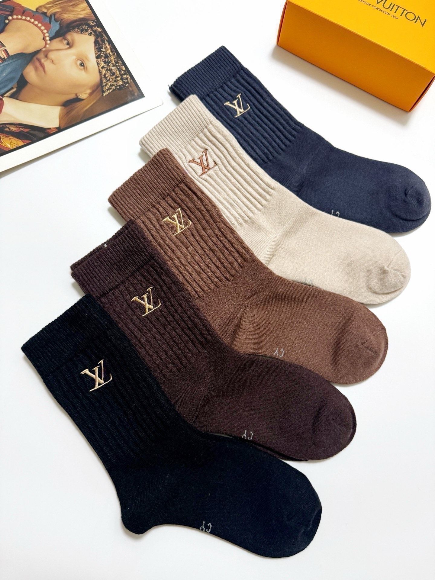 配包装🌟【一盒5 双】 🌟LV 路易威登 经典刺绣字母logo 羊绒混纺中筒袜 ，软糯亲肤，ins超火爆