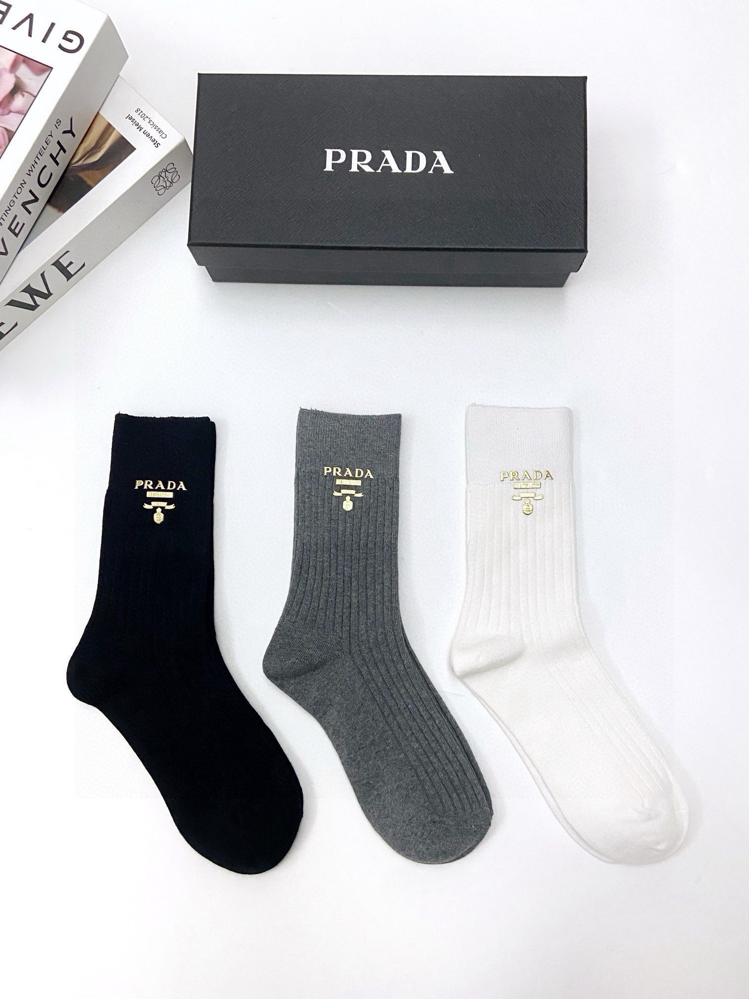 配包装🌟【一盒3 双】🌟Prada 普拉达经典字母logo 纯棉中筒袜 小腿袜 🌟ins爆款！专柜在售i
