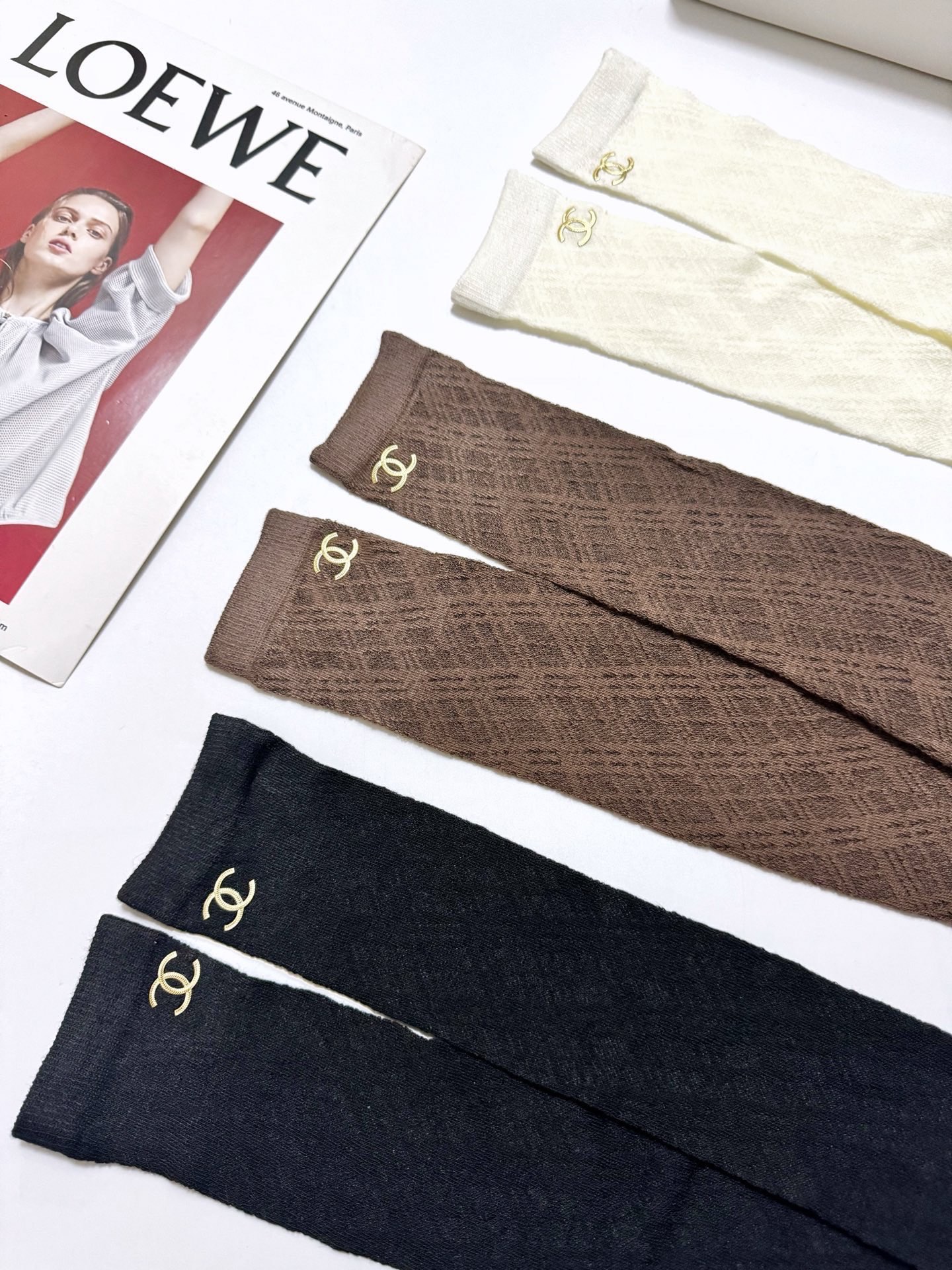 配包装🌟【一盒3双】 🌟Chanel 香奈儿 经典字母logo 速干中筒袜 ，ins超火爆薄款空调袜，潮